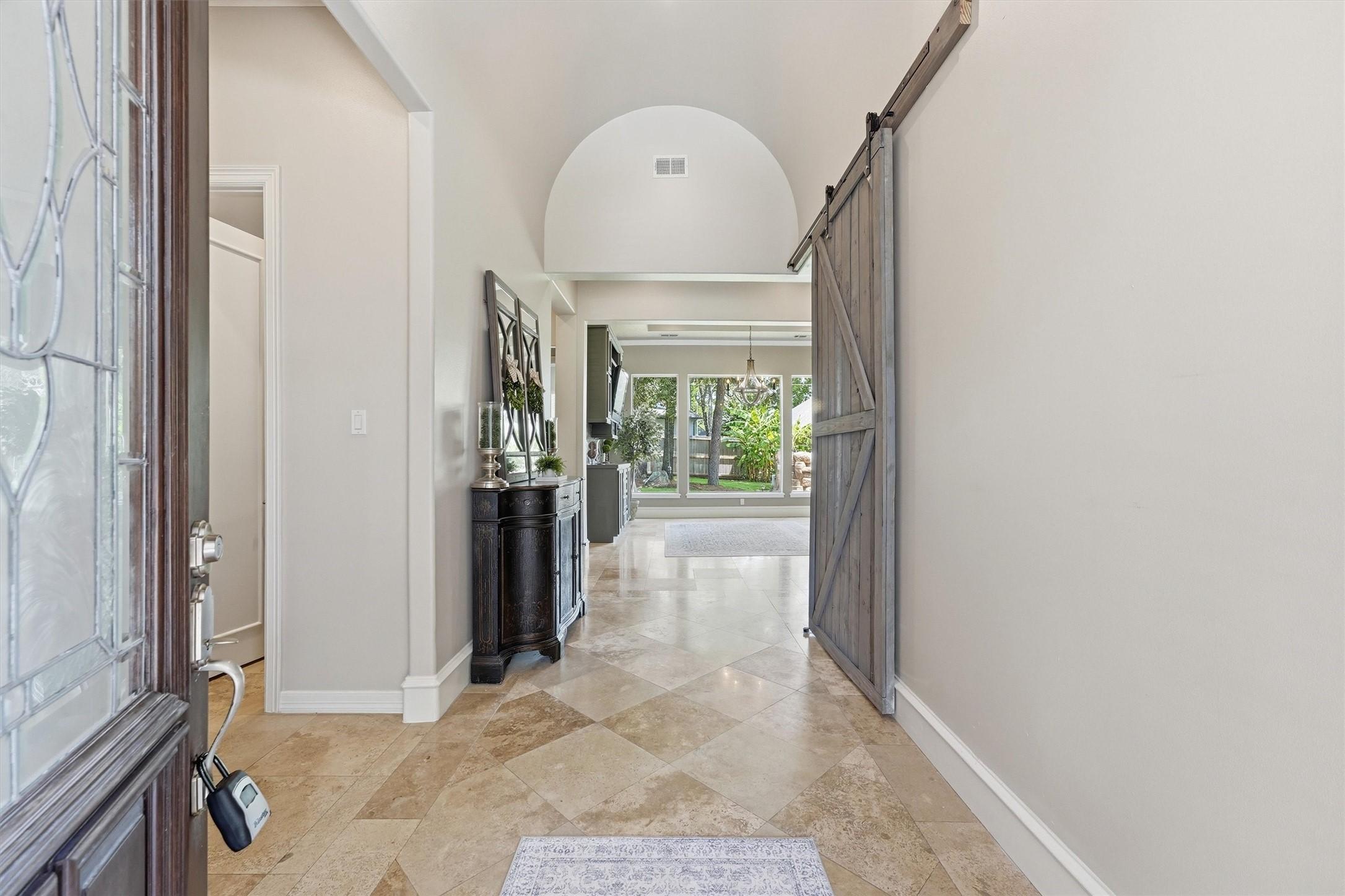 Image 4: Large, welcoming entry way.