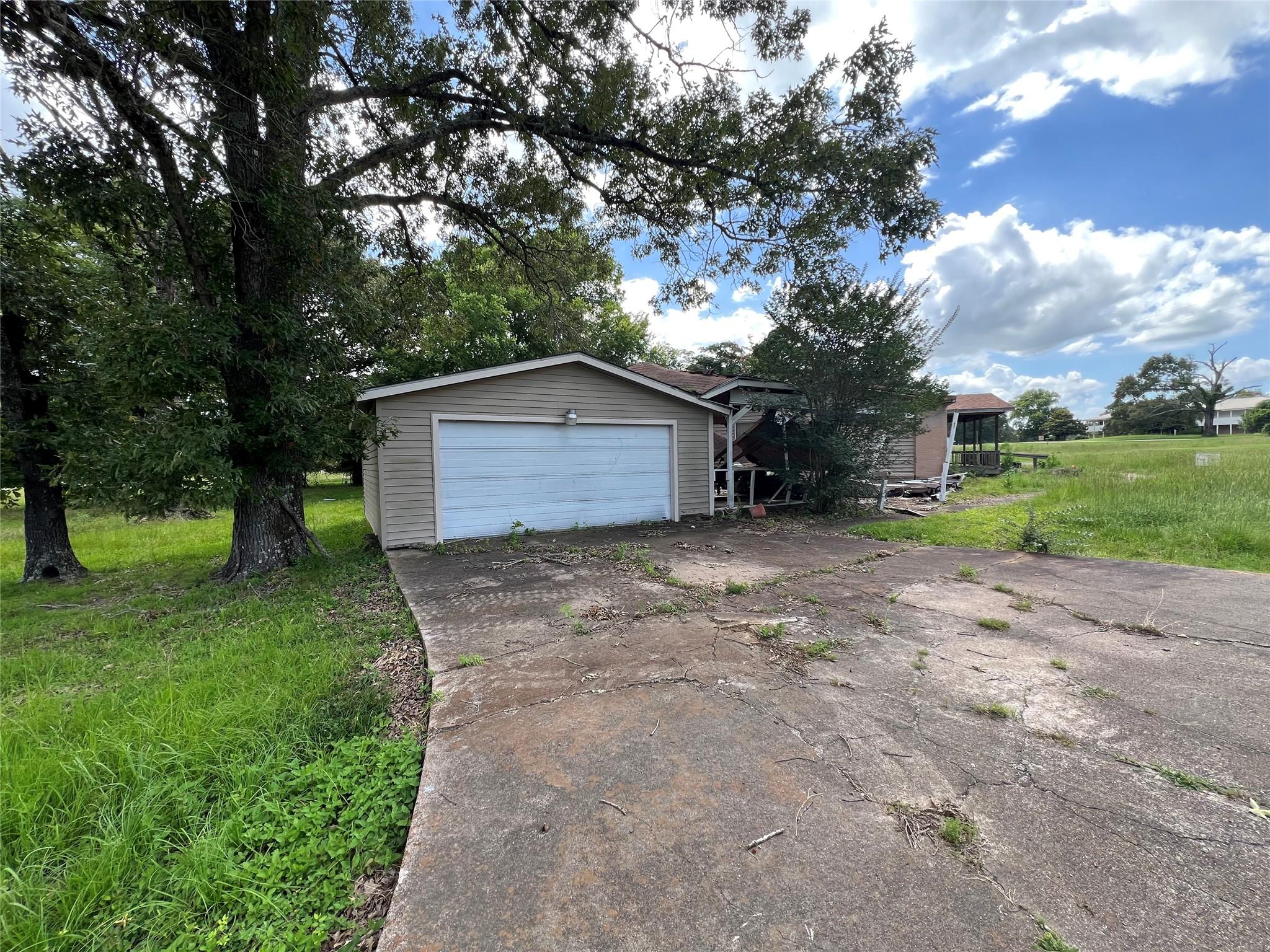 Image 3: Garage.