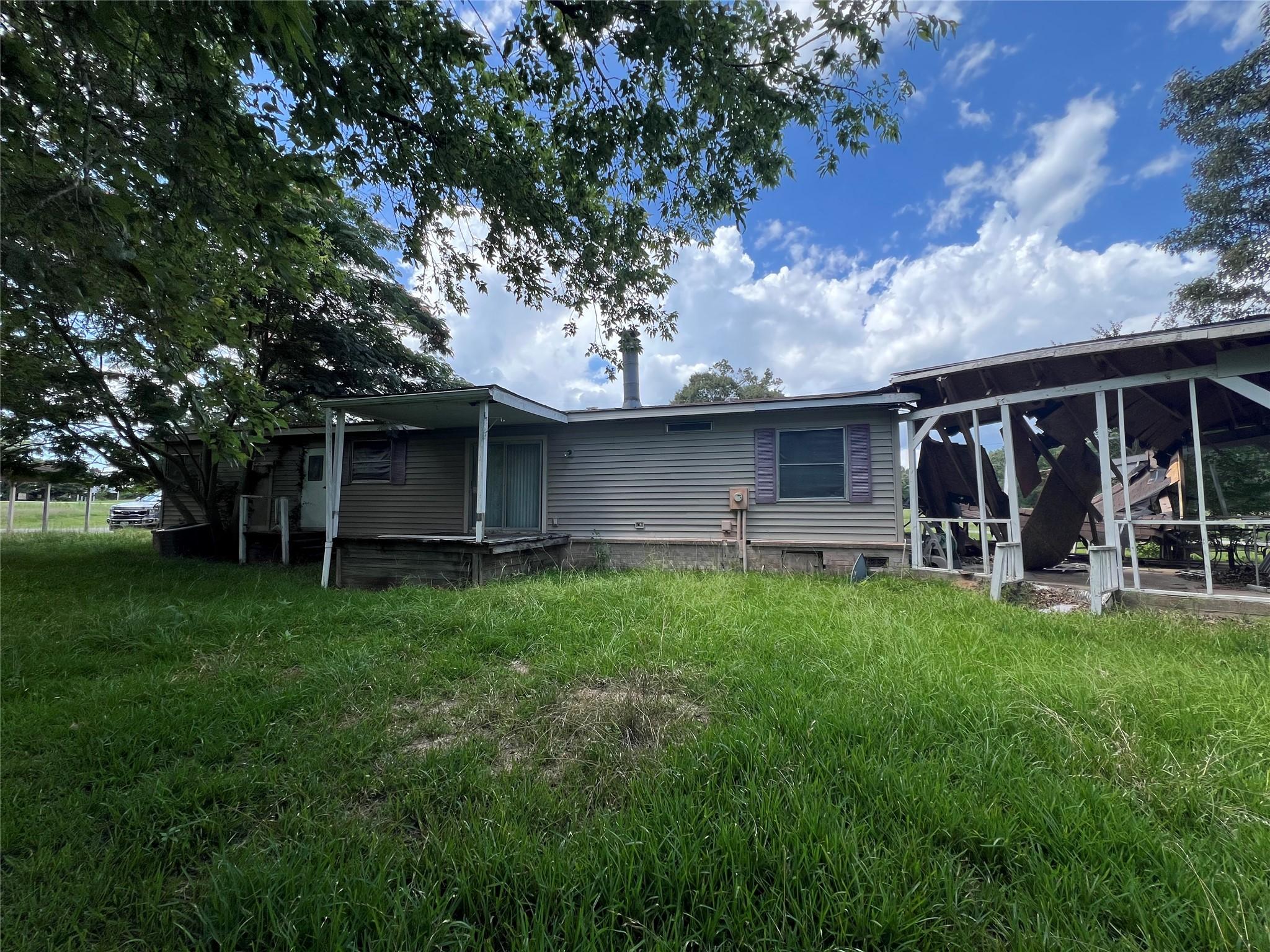 Image 4: Back of the home.