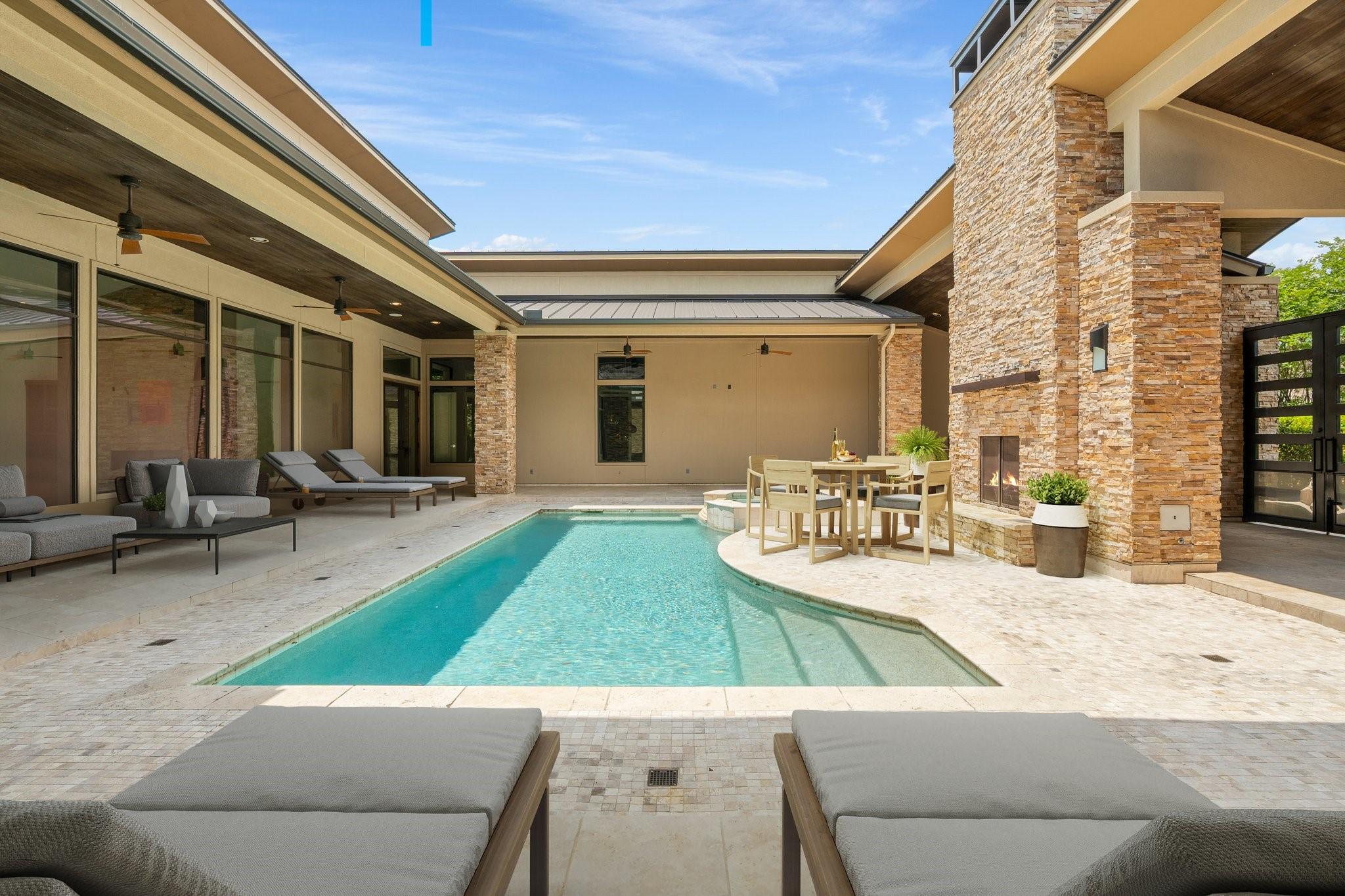 Image 4: This court yard area is huge and completely privat