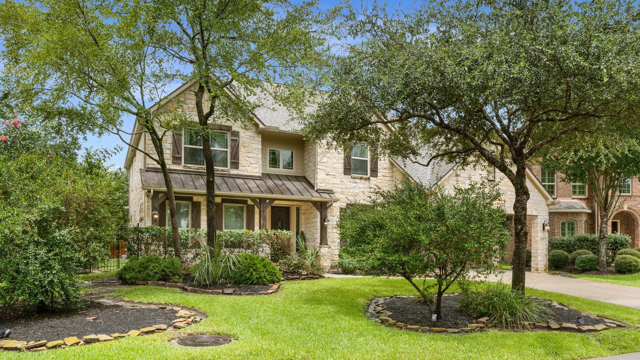 Image 4: This home is in a fantastic location in the Villag