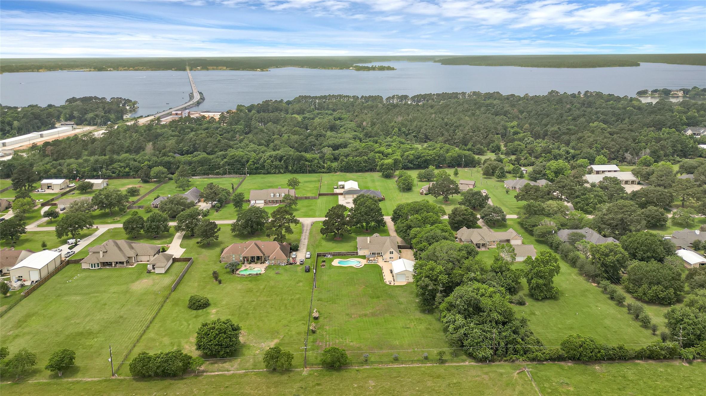 Image 4: Conveniently Located near Lake Conroe