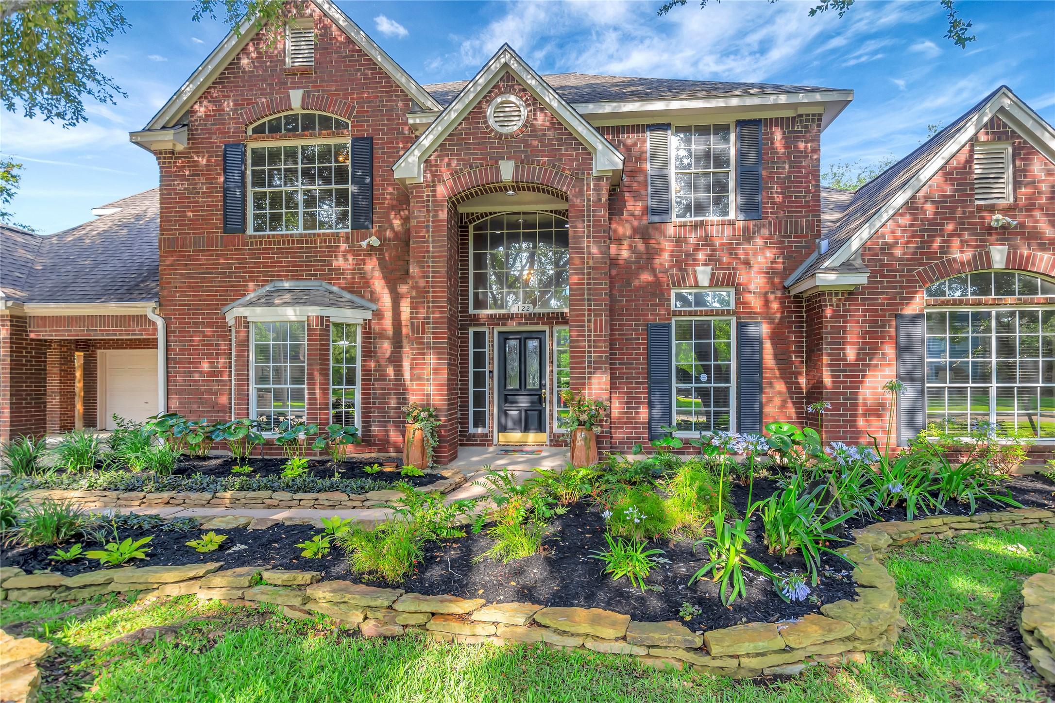 Image 3: Professionally landscaped front and back yards.