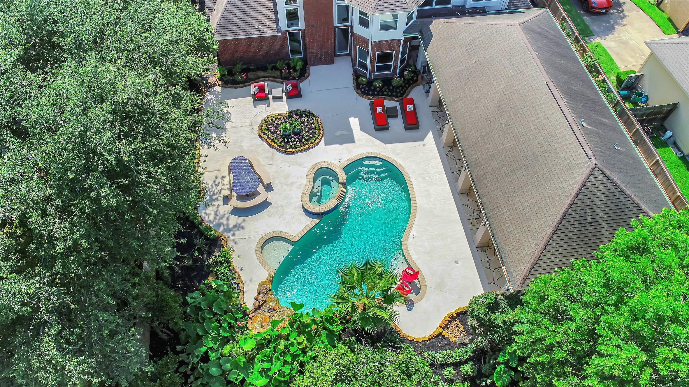 Image 4: Bird's eye view of your next tropical paradise!