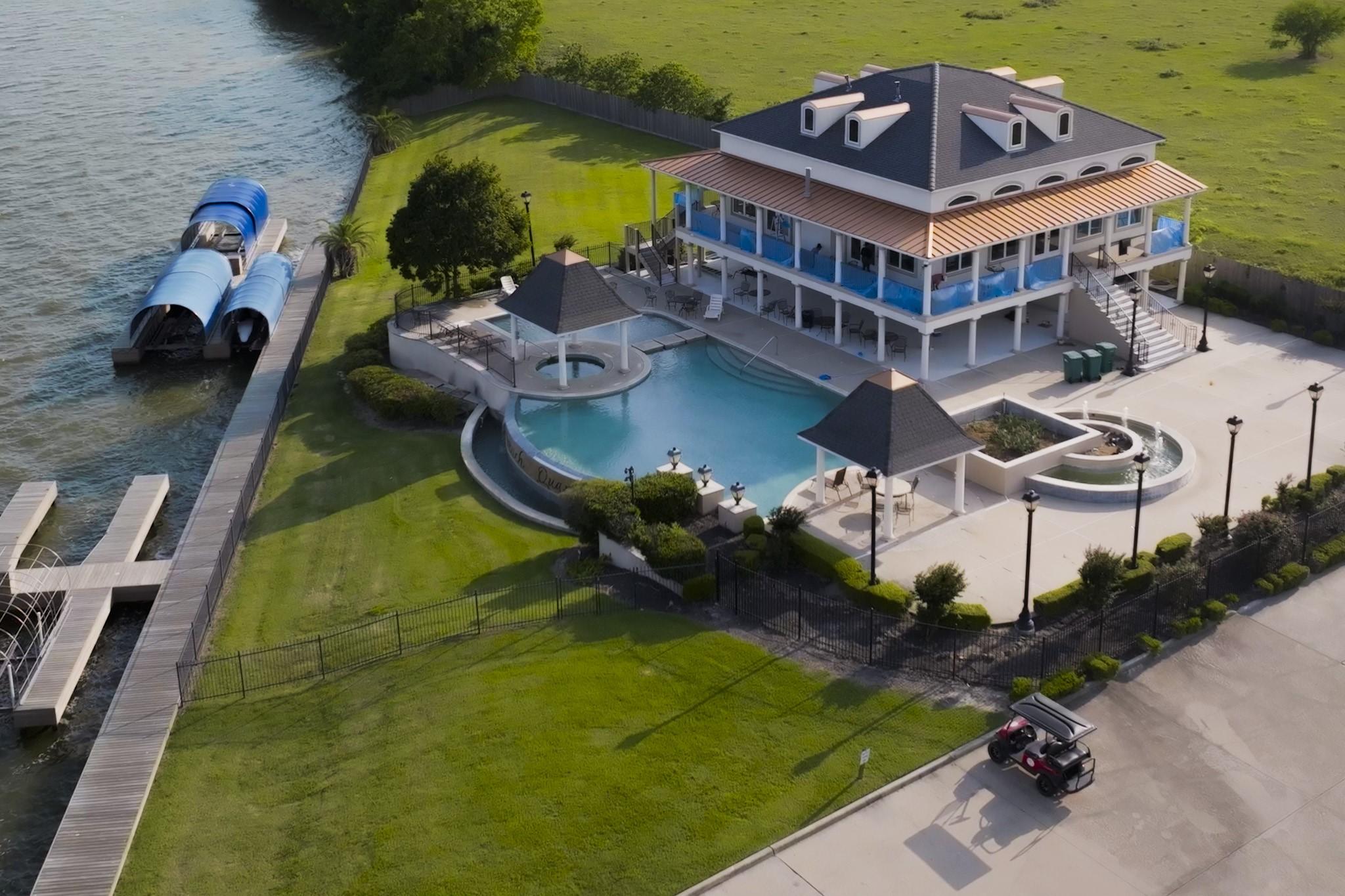 Image 2: Resort-style living at its finest -drive your golf