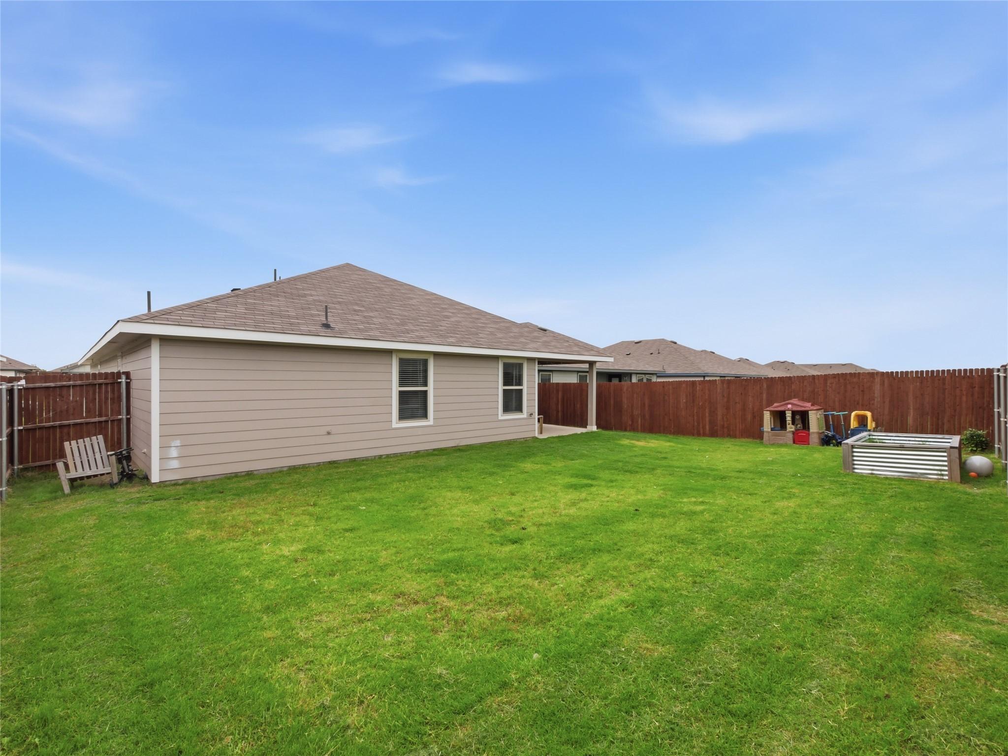 Image 2: Look at the size of this yard!