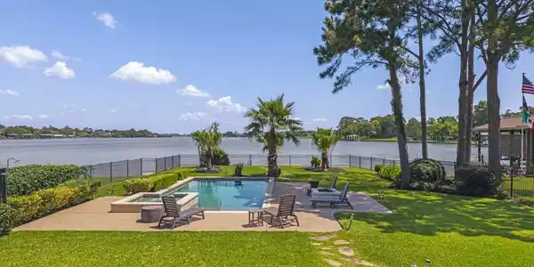 217 Lakeshore Circle