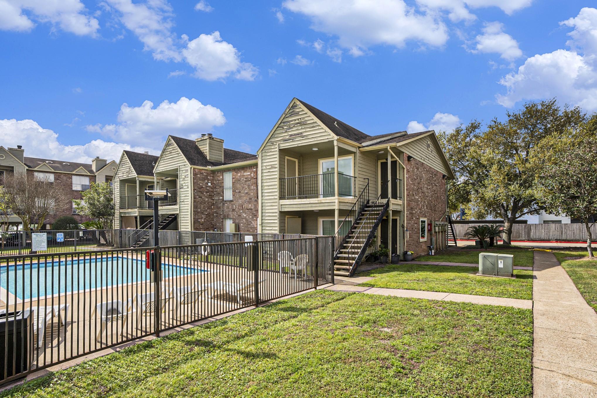 Image 3: Remodeled unit in gated waterfront community with