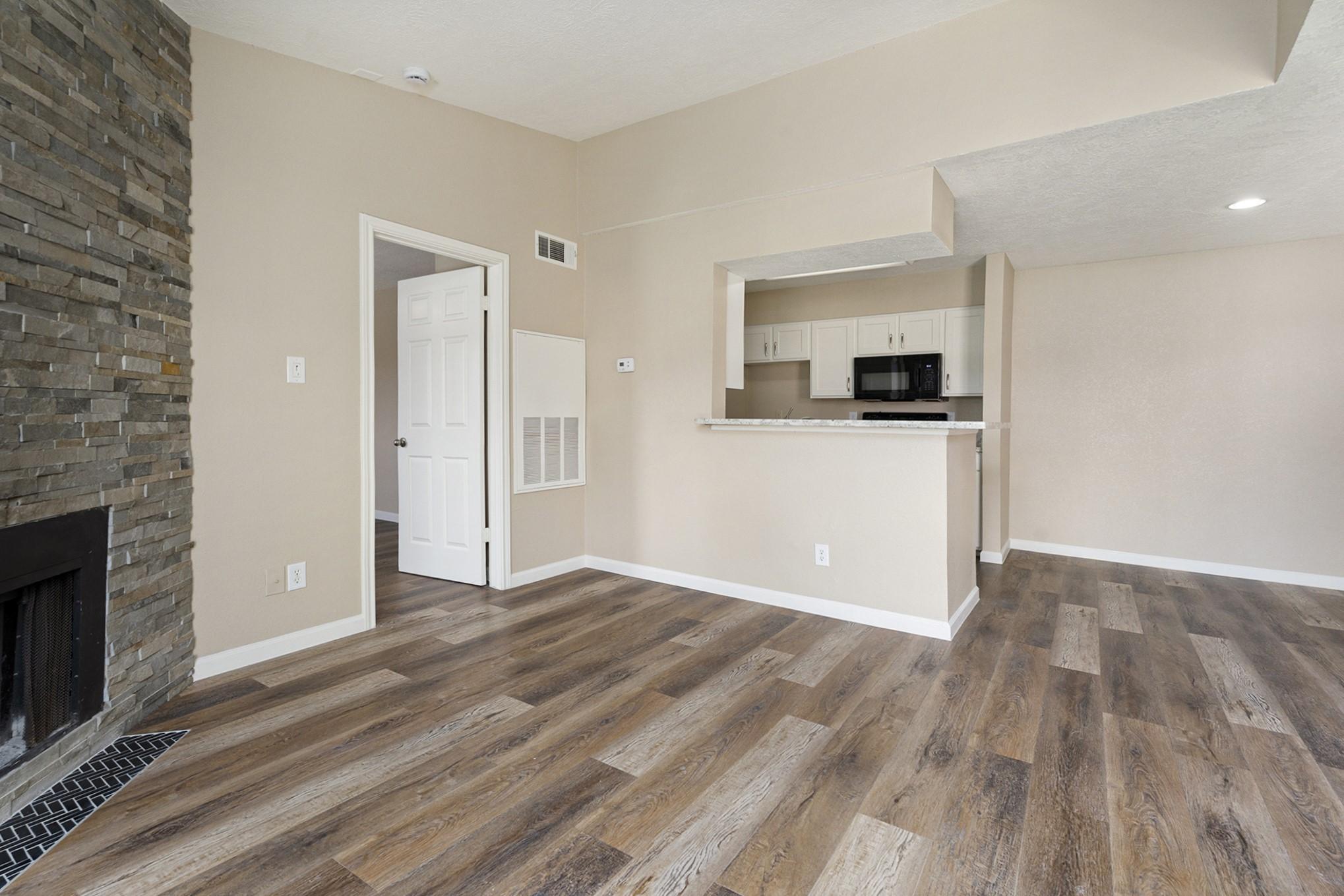 Image 4: Living Room.