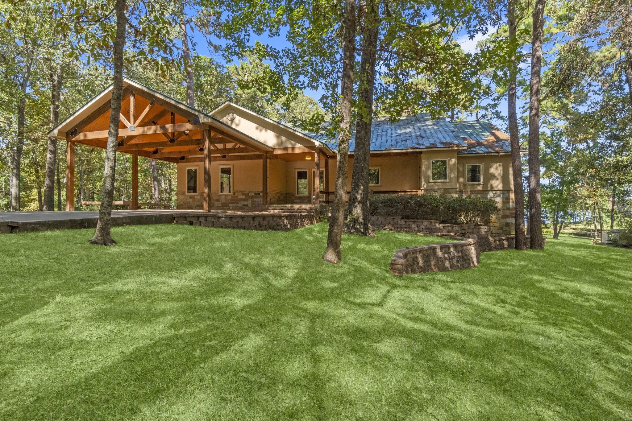 Image 3: Elegant rustic is the perfect description of this