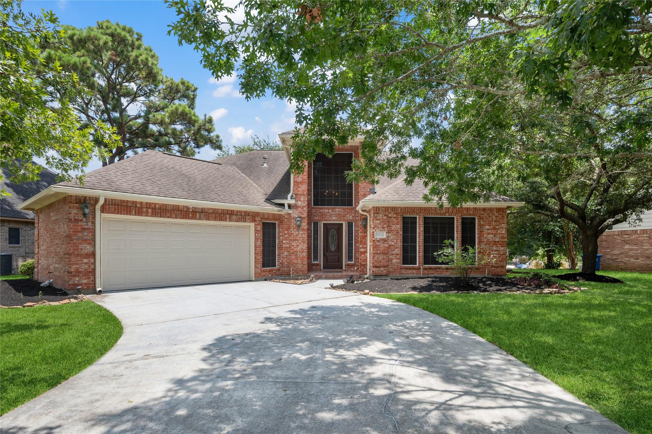 Image 1: Welcome to your new home in Walden on Lake Houston