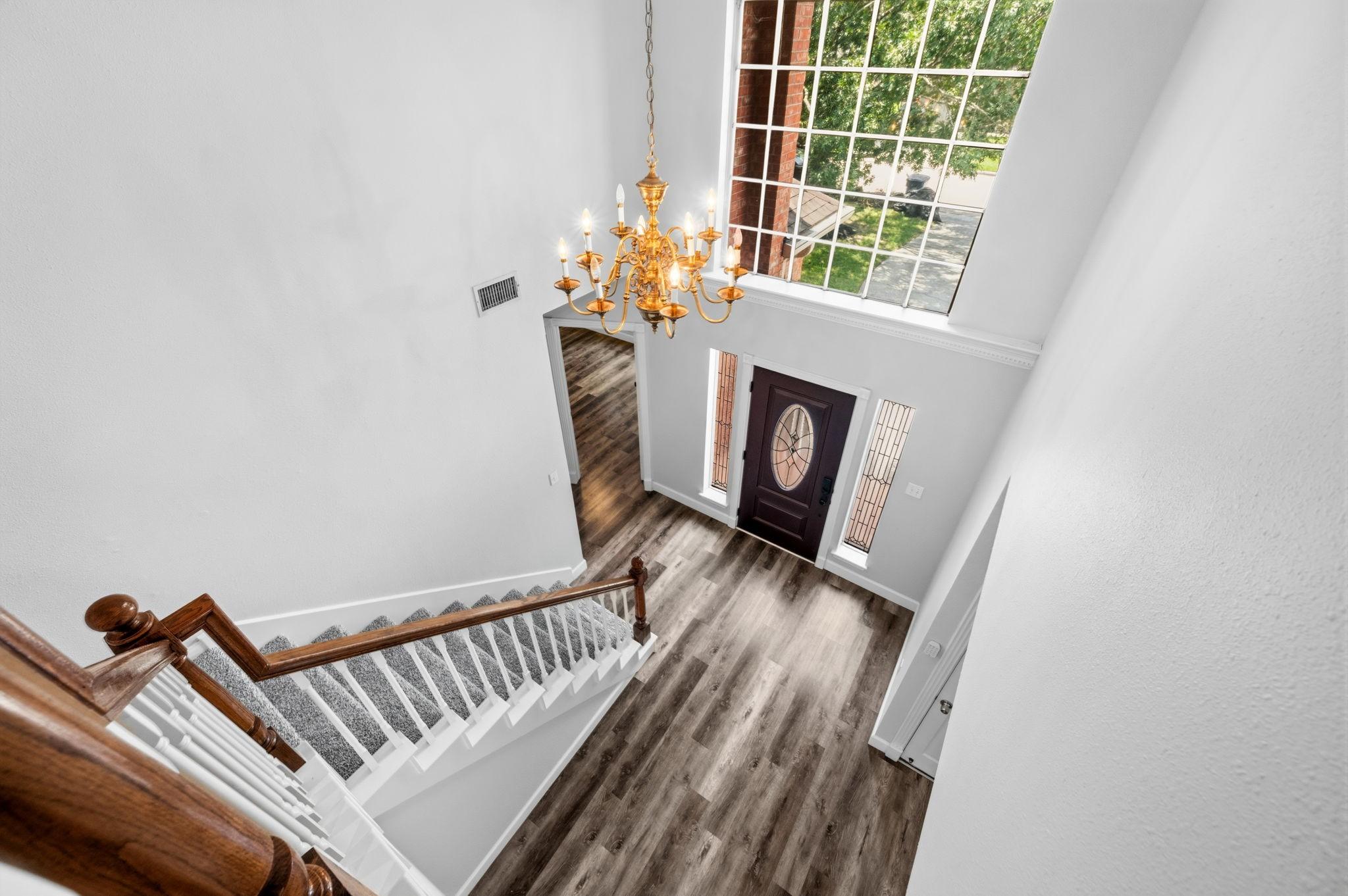 Image 4: Entrance with high ceiling.