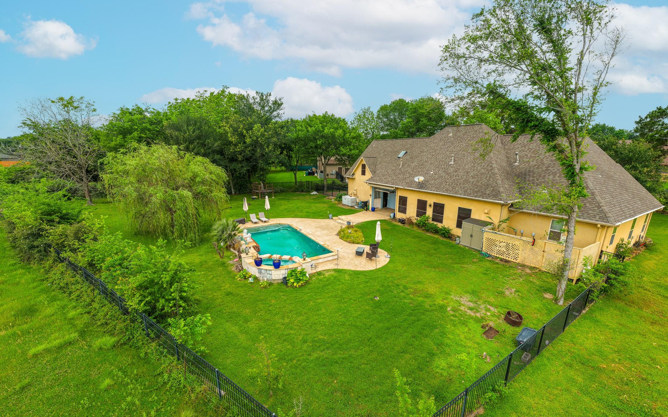 Image 2: Plenty of room in the backyard for rest and relaxa