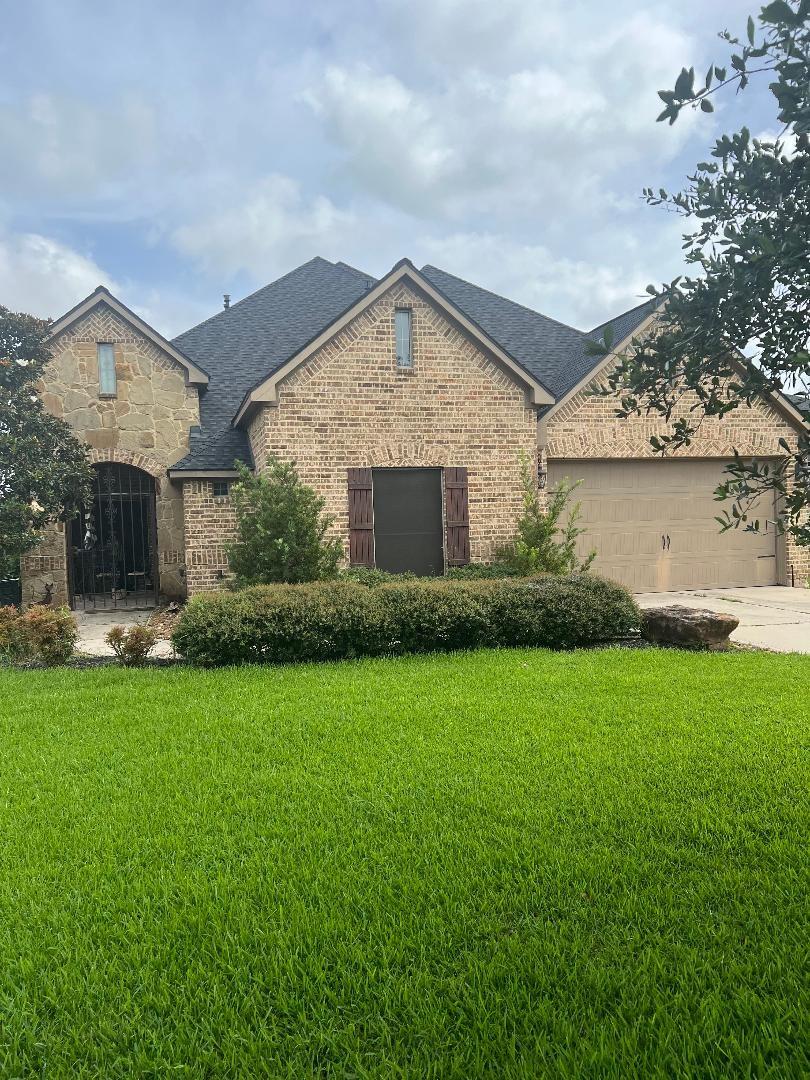 Image 1: Great 1 1/2 Story Home