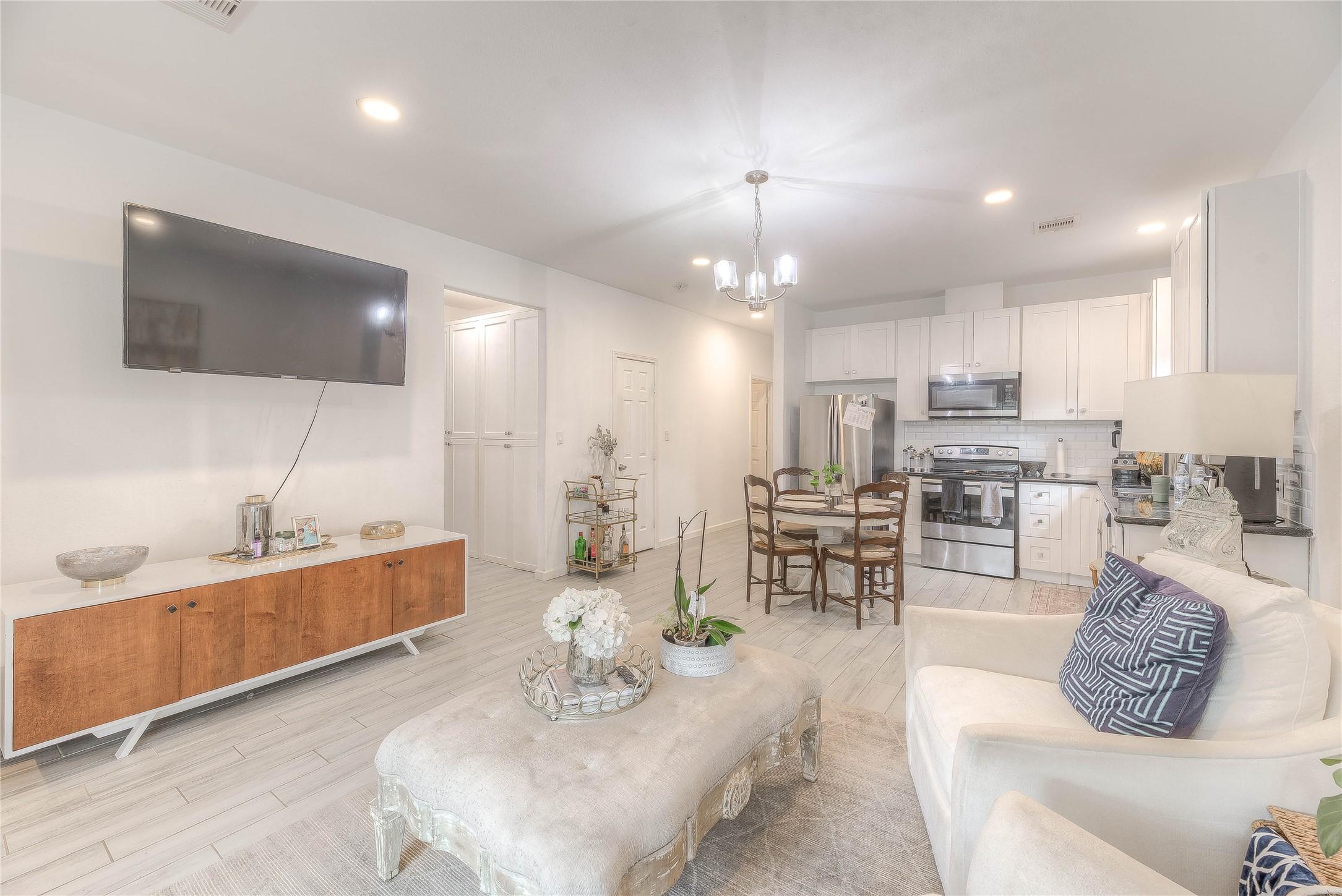 Image 4: Open concept home