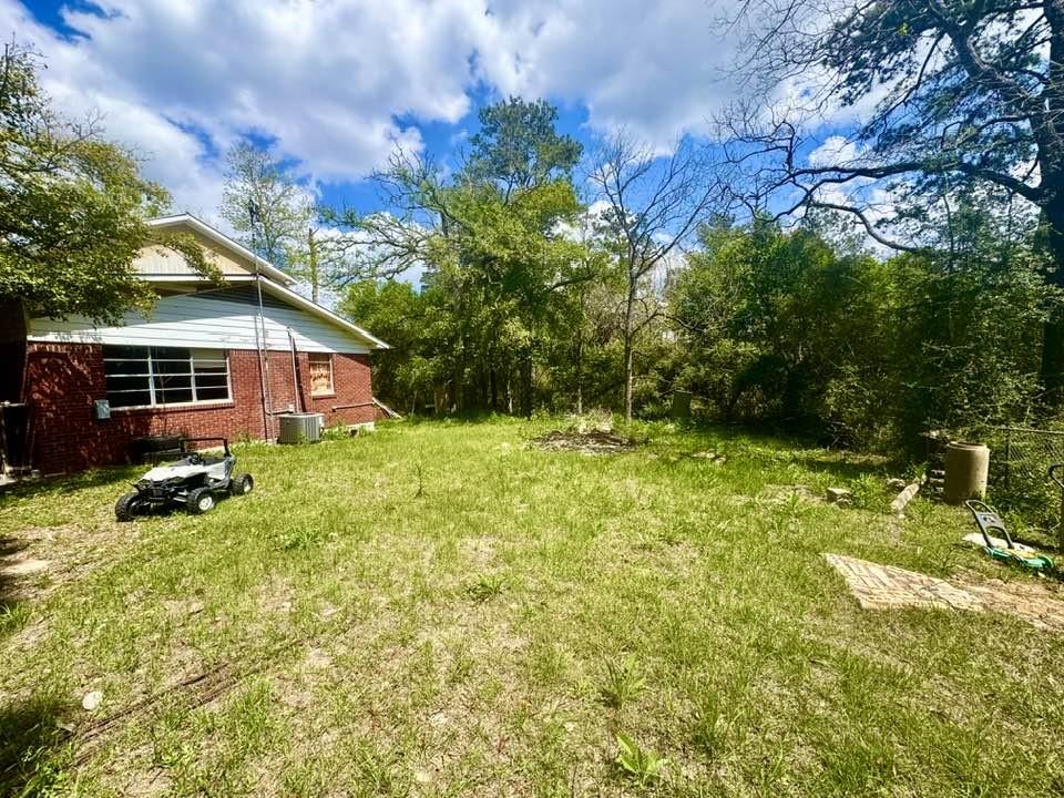 Image 3: Side Yard