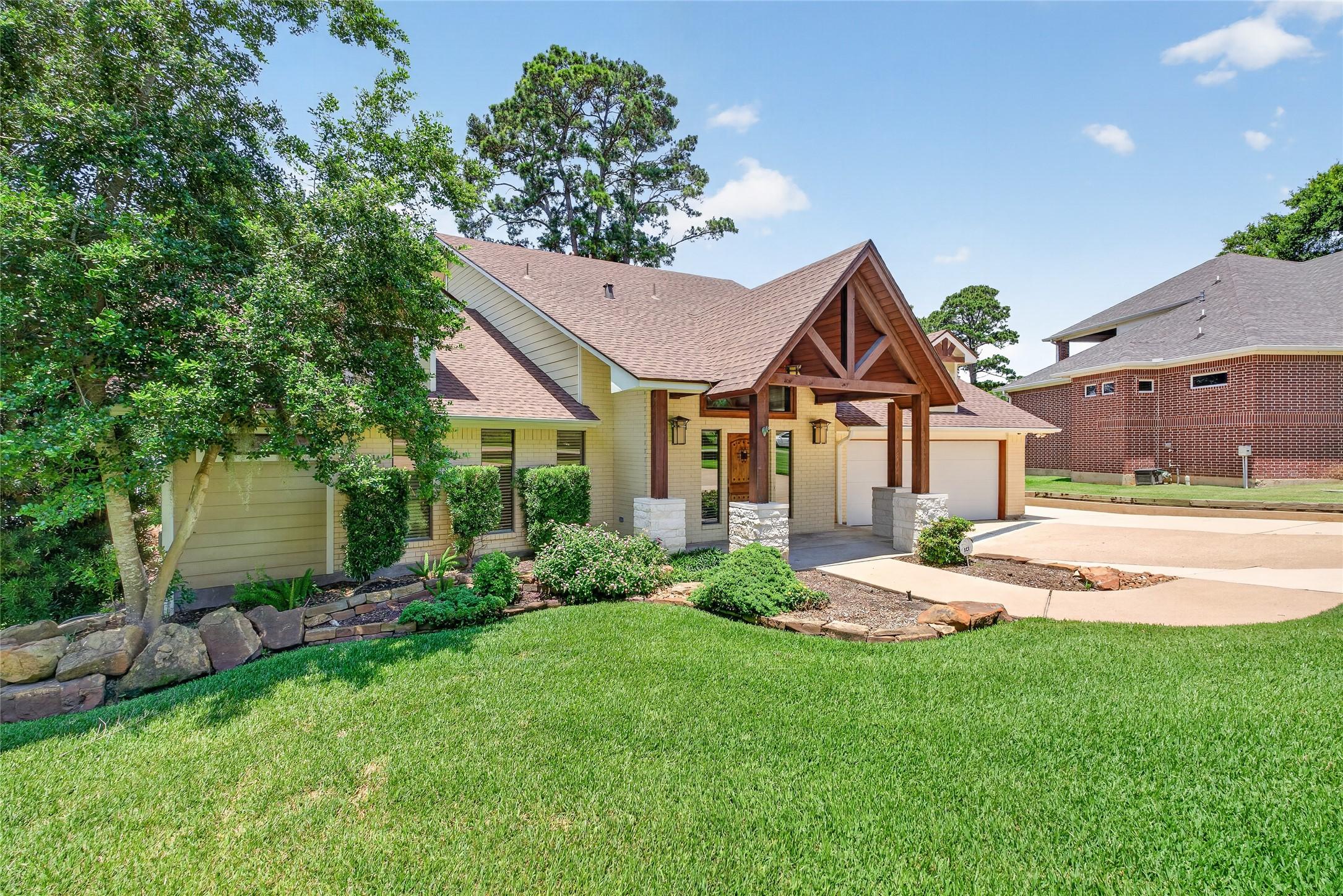 Image 3: LAKEFRONT LUXURY AWAITS