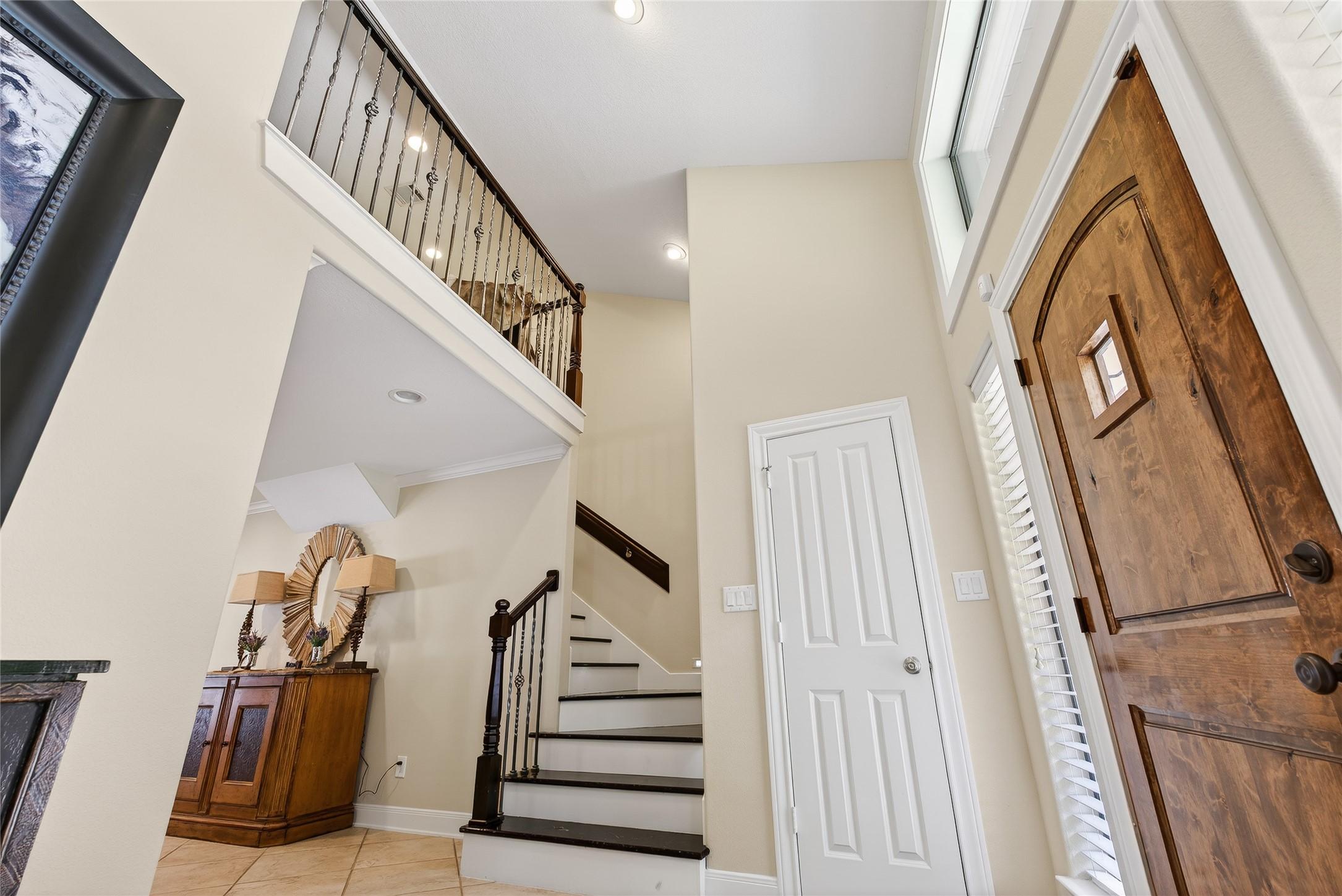 Image 4: FRONT ENTRY