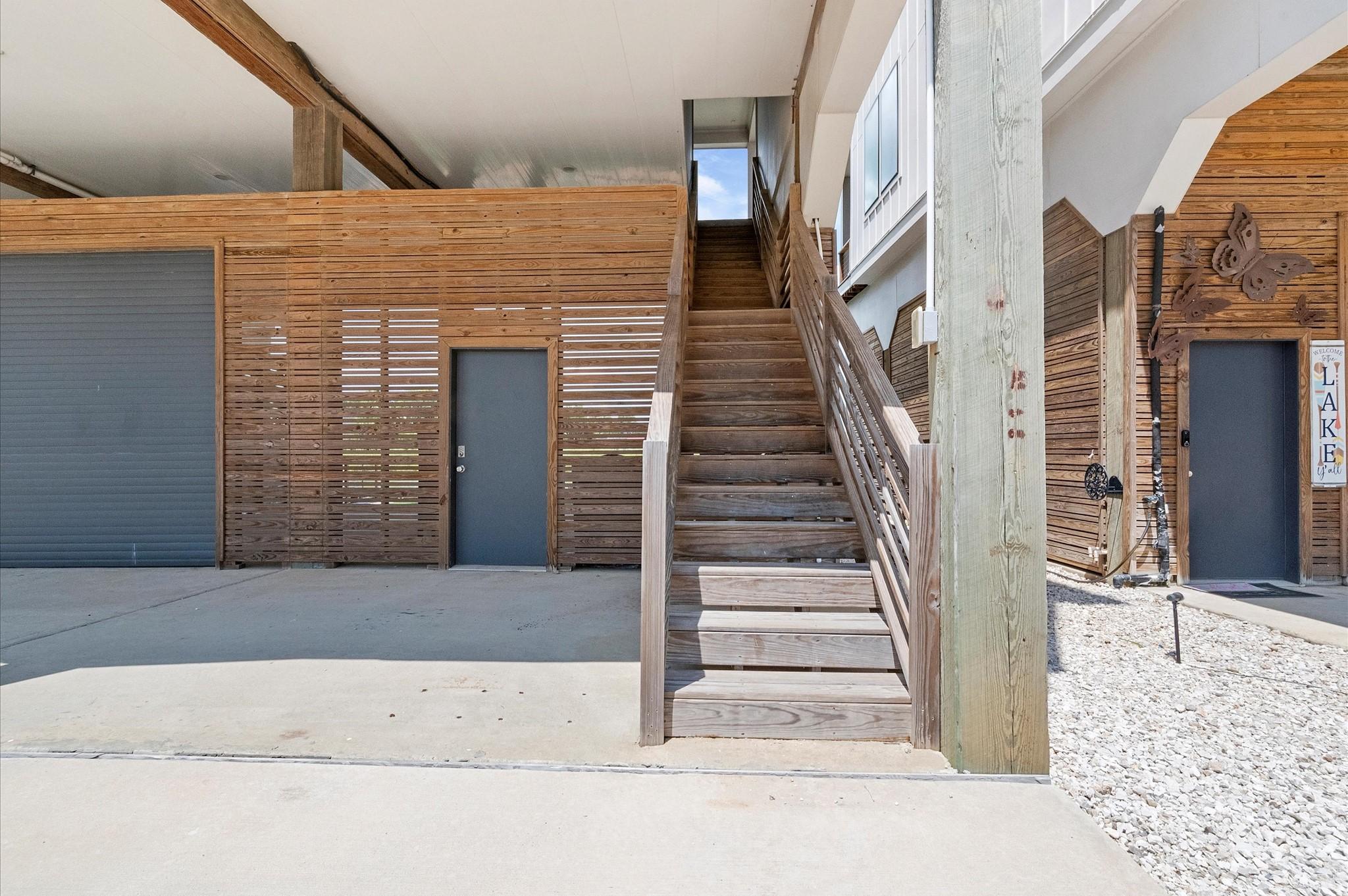 Image 4: Stairs to Entrance!