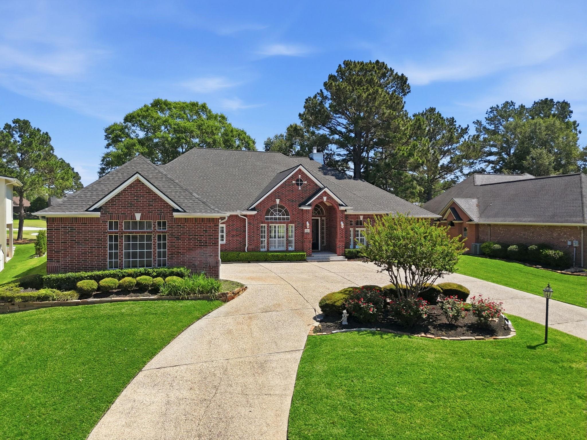 Image 4: The circular driveway makes parking a breeze.