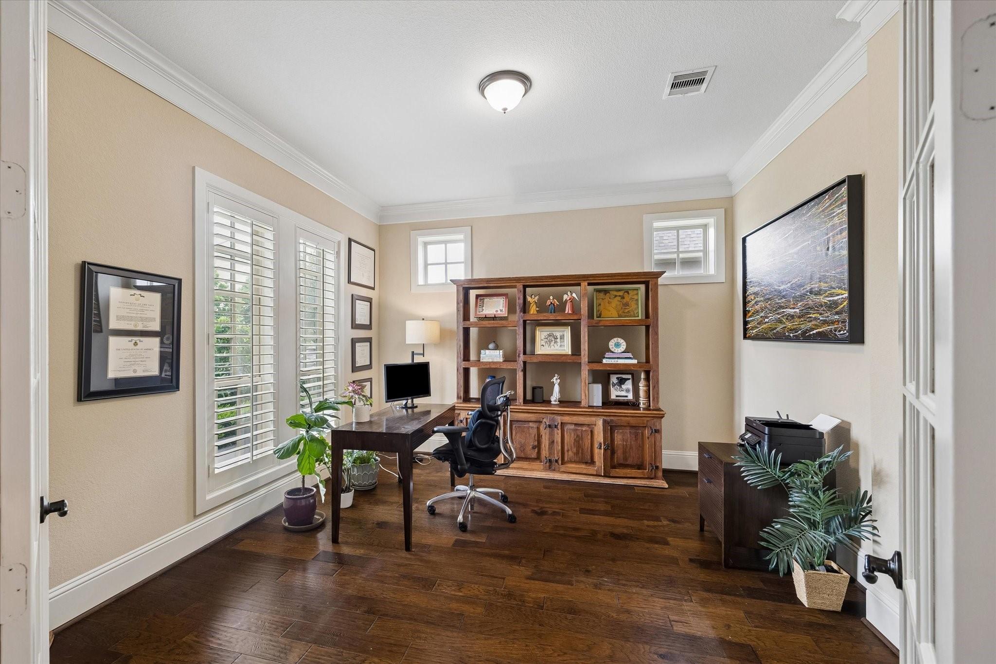 Image 4: Light and airy office is perfect for working from