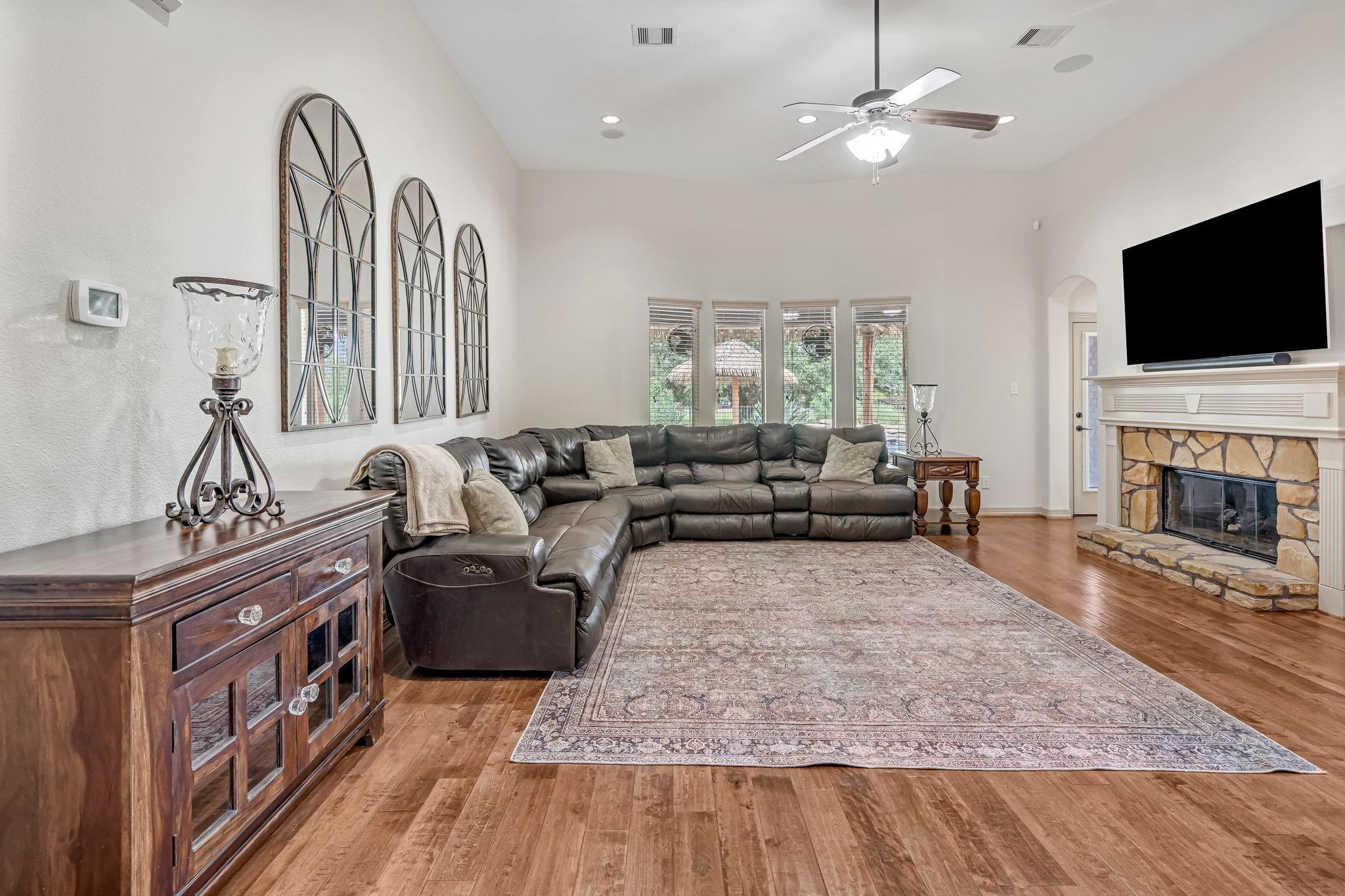 Image 4: Living Room