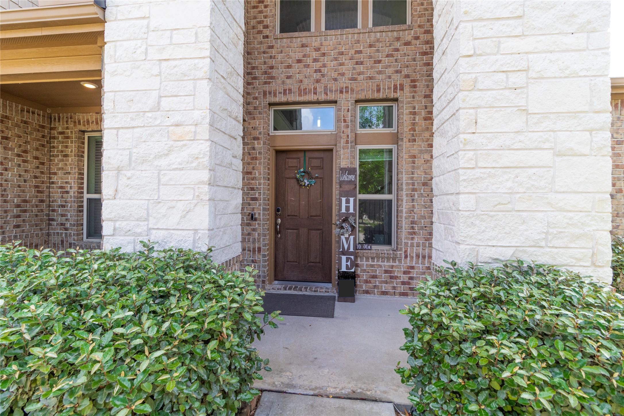 Image 3: A sophisticated stone archway frames the covered e