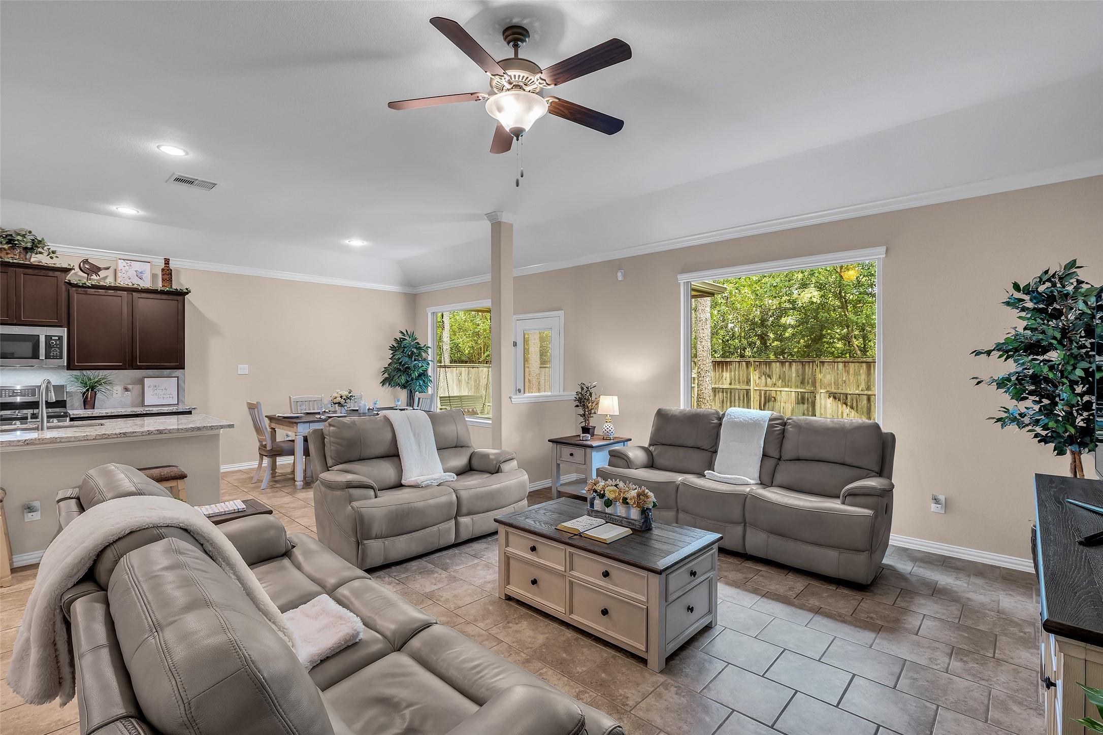 Image 4: Open Floor Plan perfect for entertaining.
