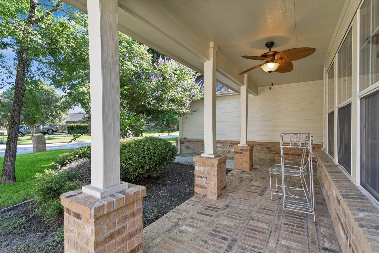 Image 2: Nice front porch to watch the world go by