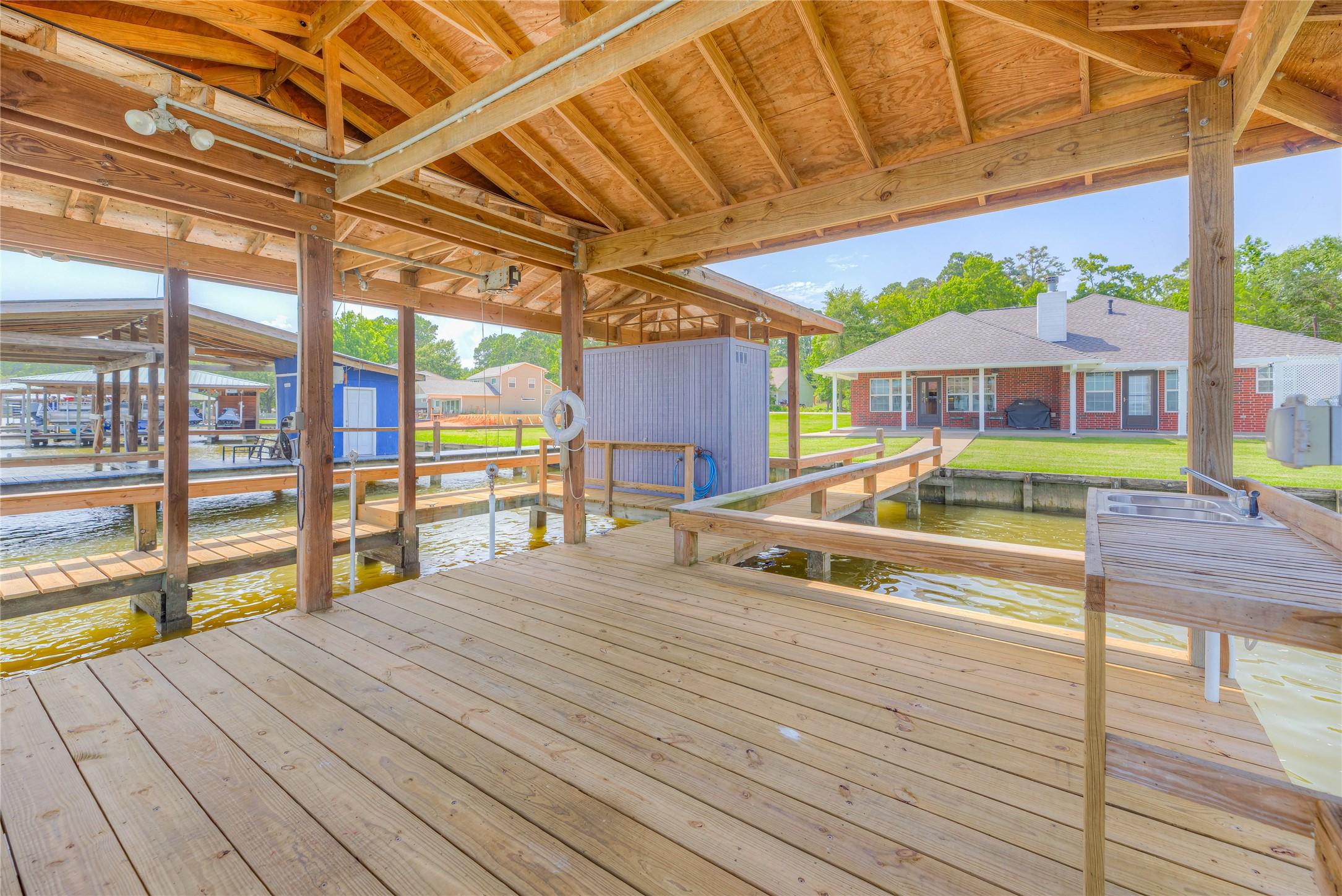 Image 4: BOATHOUSE WITH FISH CLEANING STATION AND STORAGE F