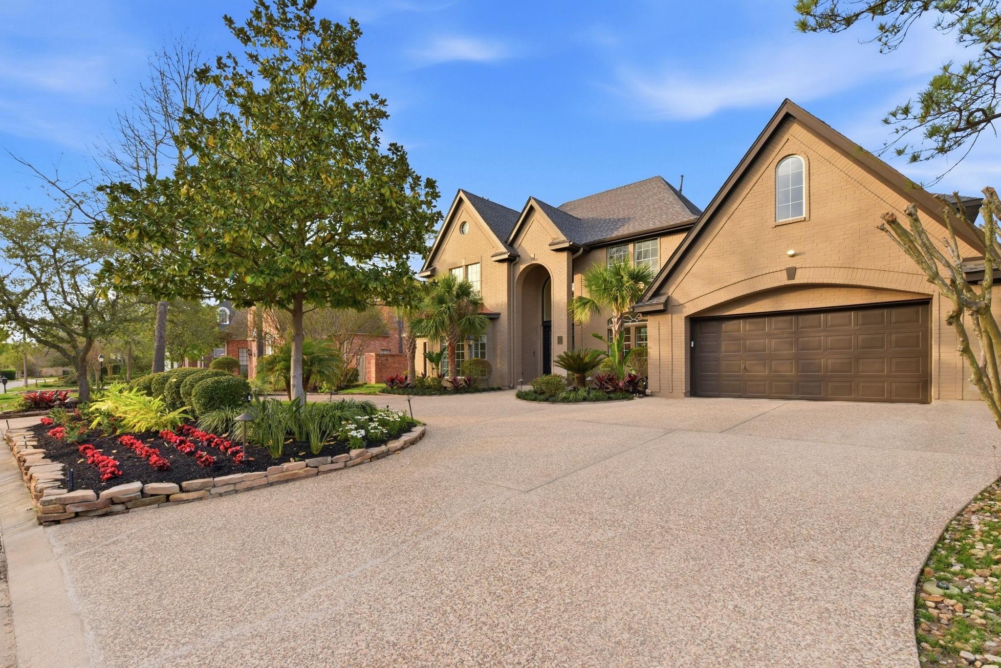 Image 3: Wide, spacious, circular driveway leading to a two