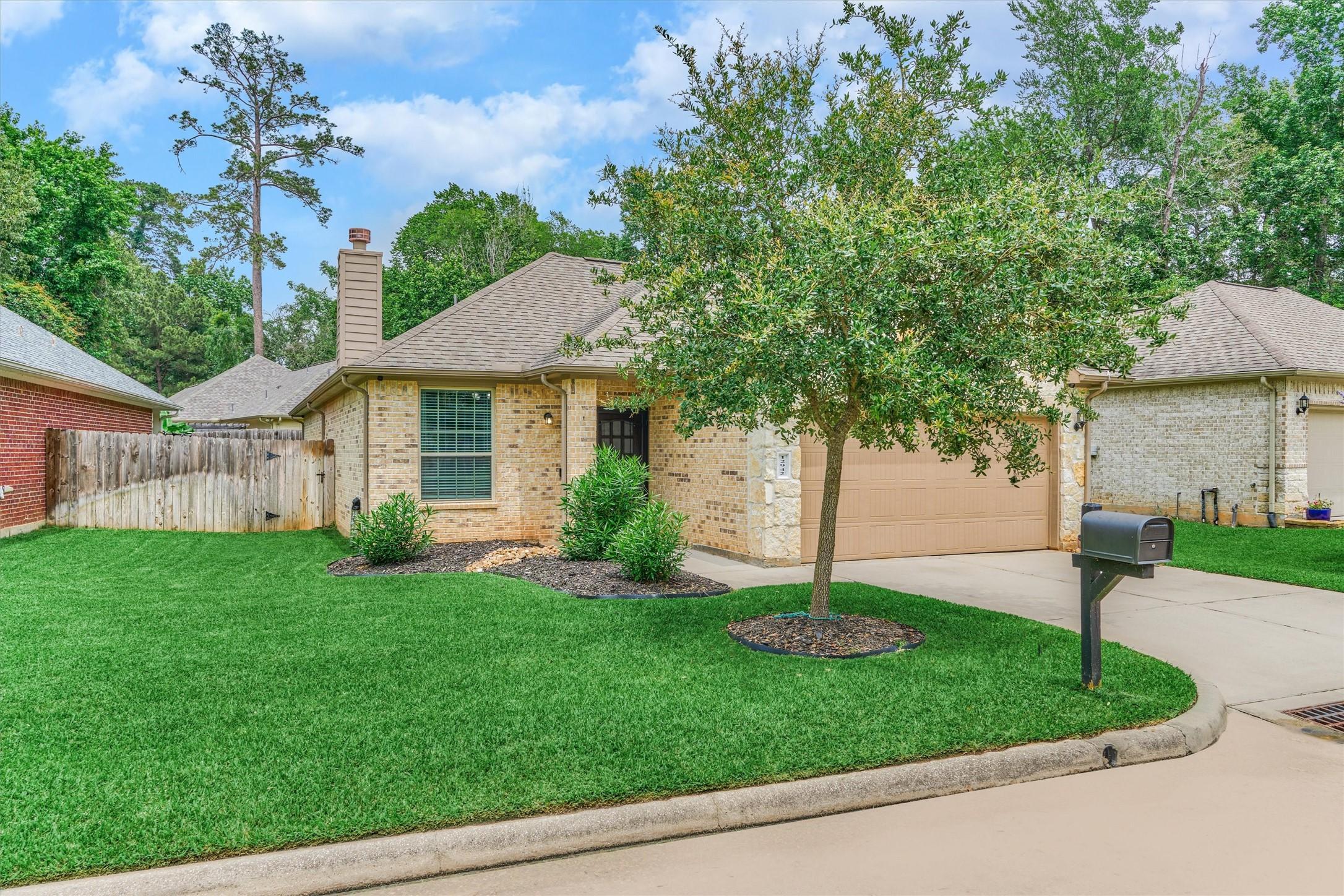 Image 3: Located in the desirable Walden on Lake Conroe w/