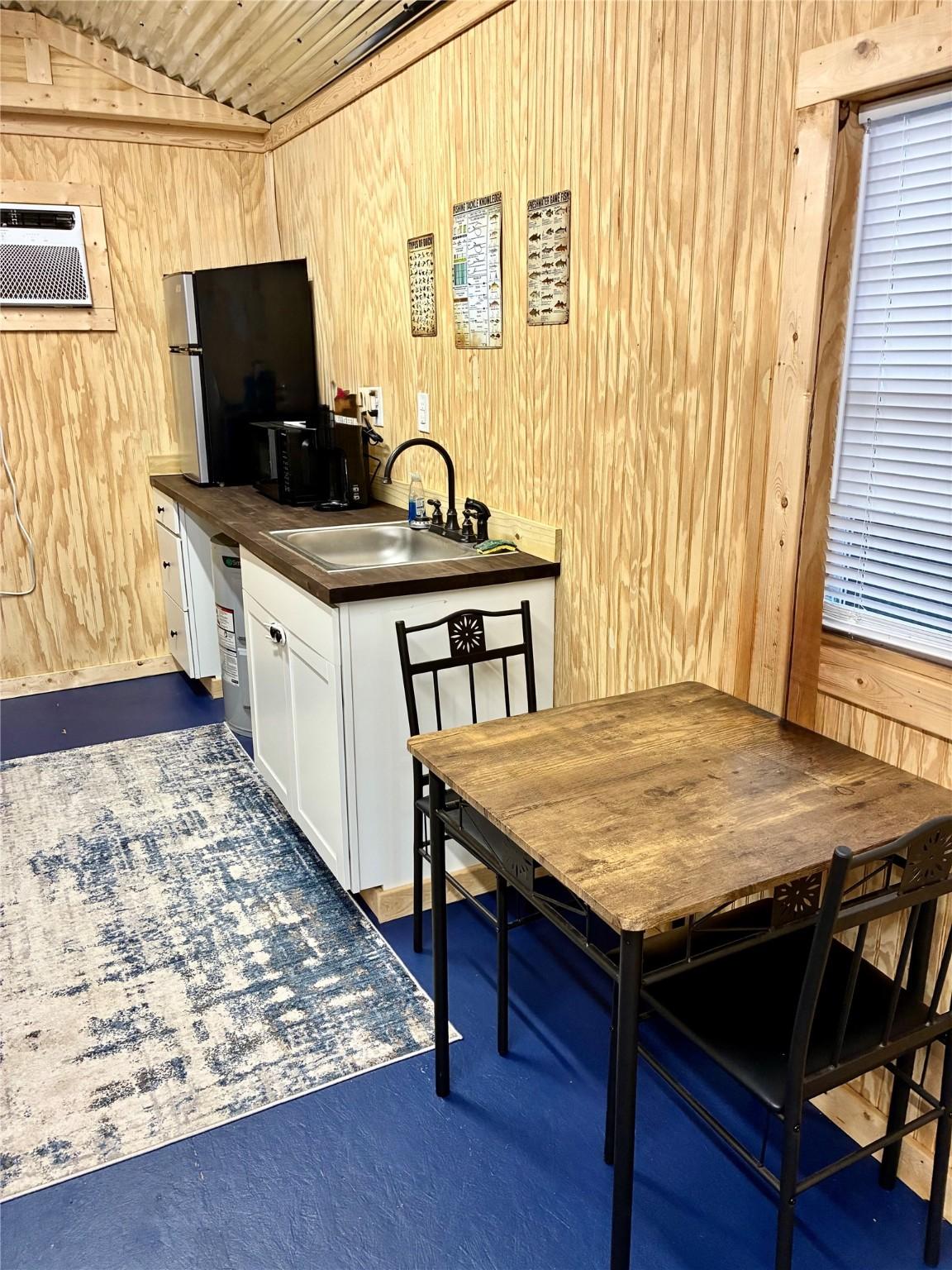 Image 4: Blue Cabin Kitchenette