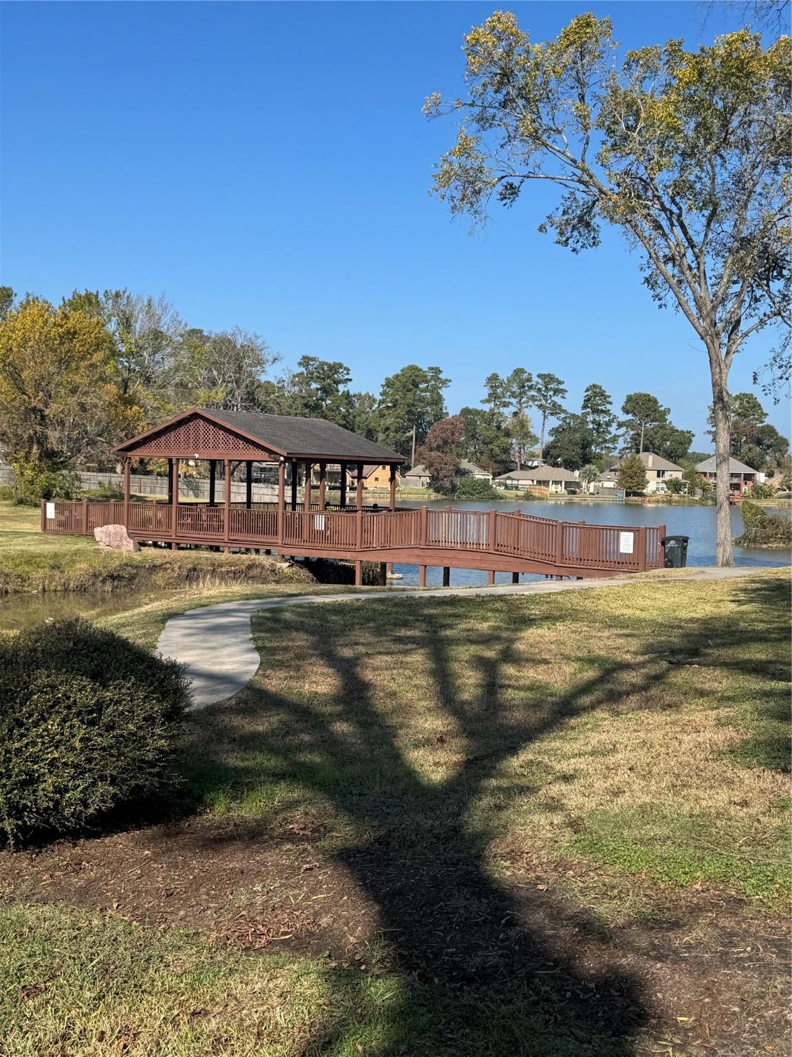 Image 3: subdivision fishing pond & pier