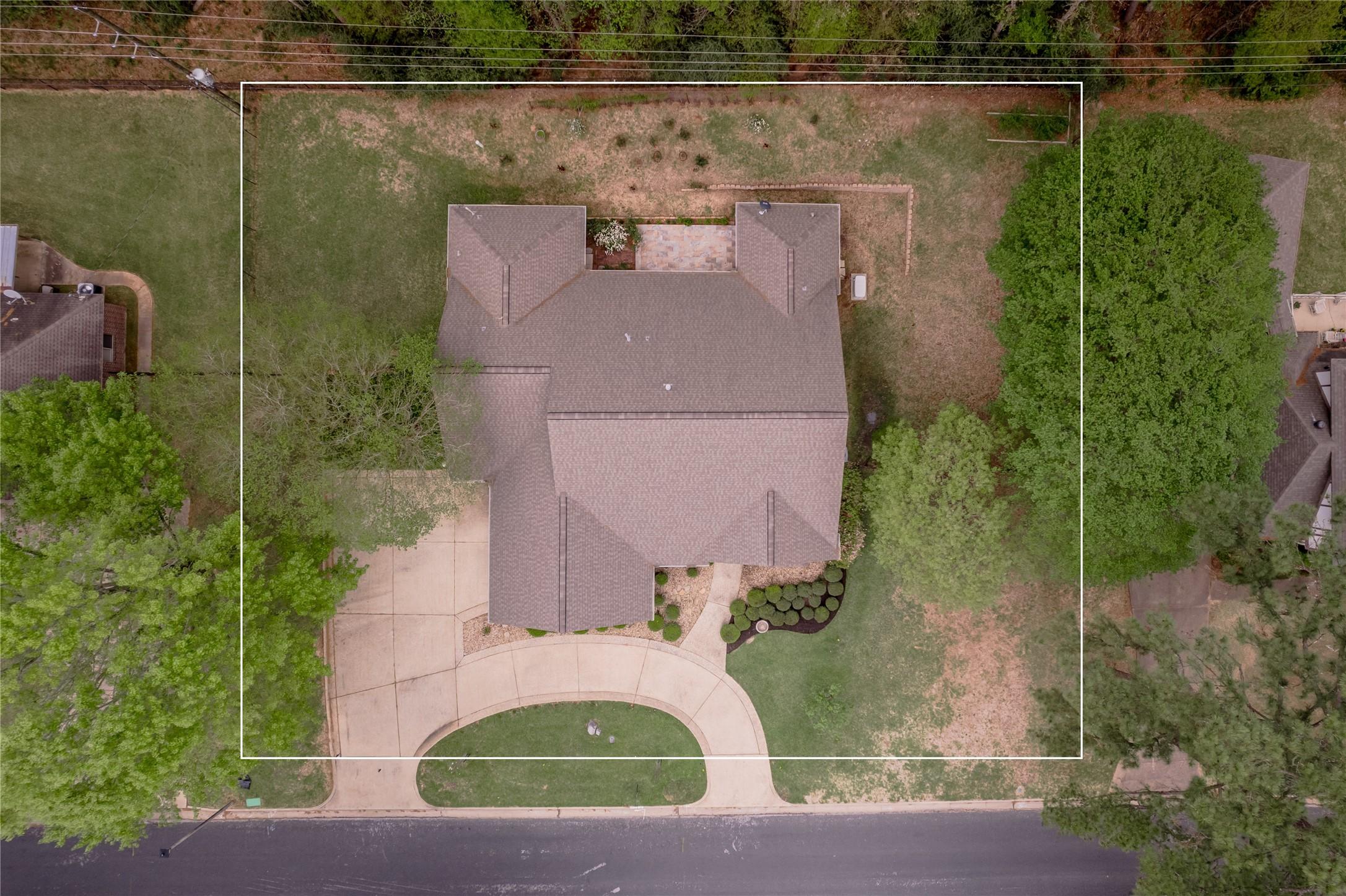 Image 3: Expansive property with two spacious lots, offerin