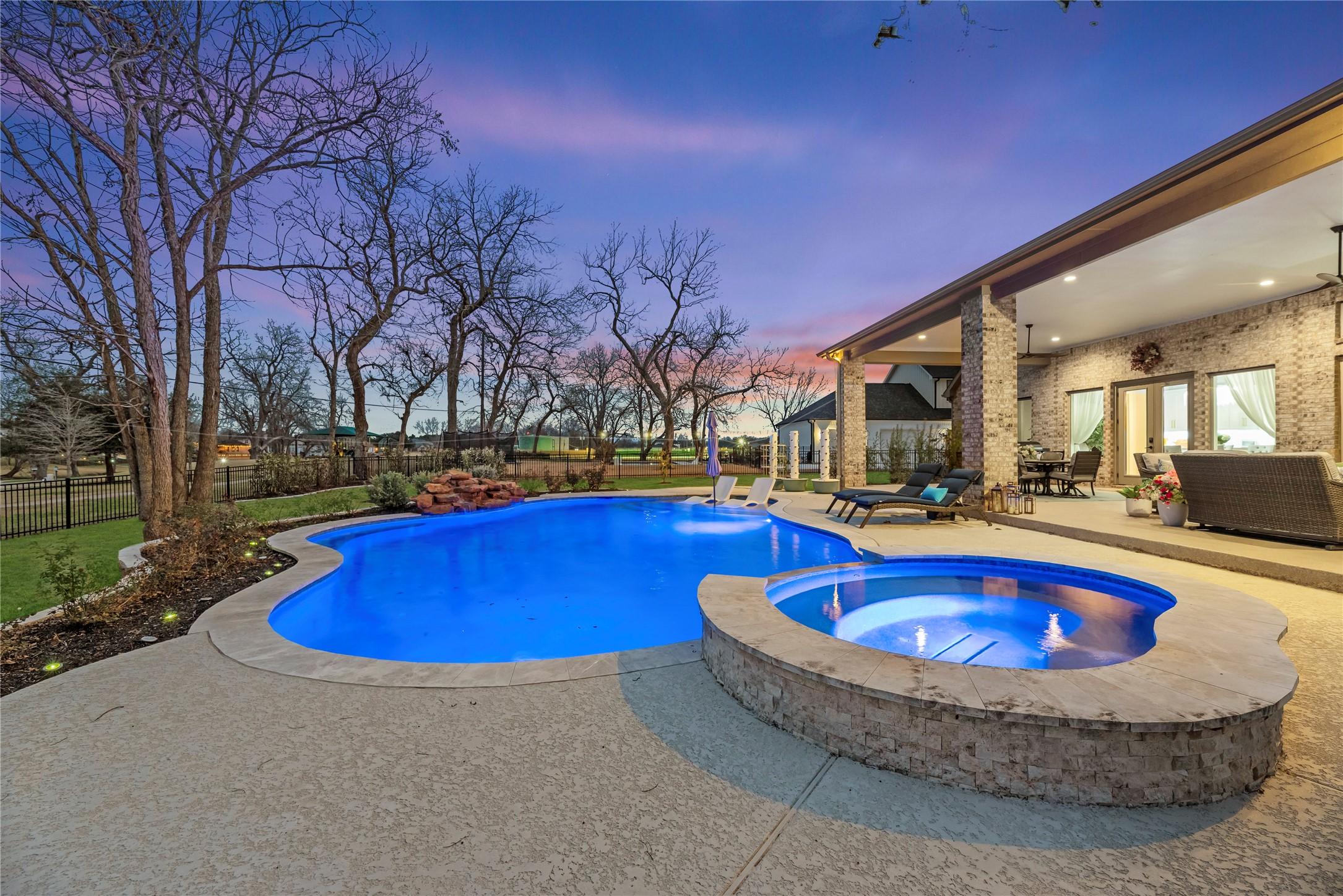 Image 2: Luxurious Living in this stunning backyard featuri