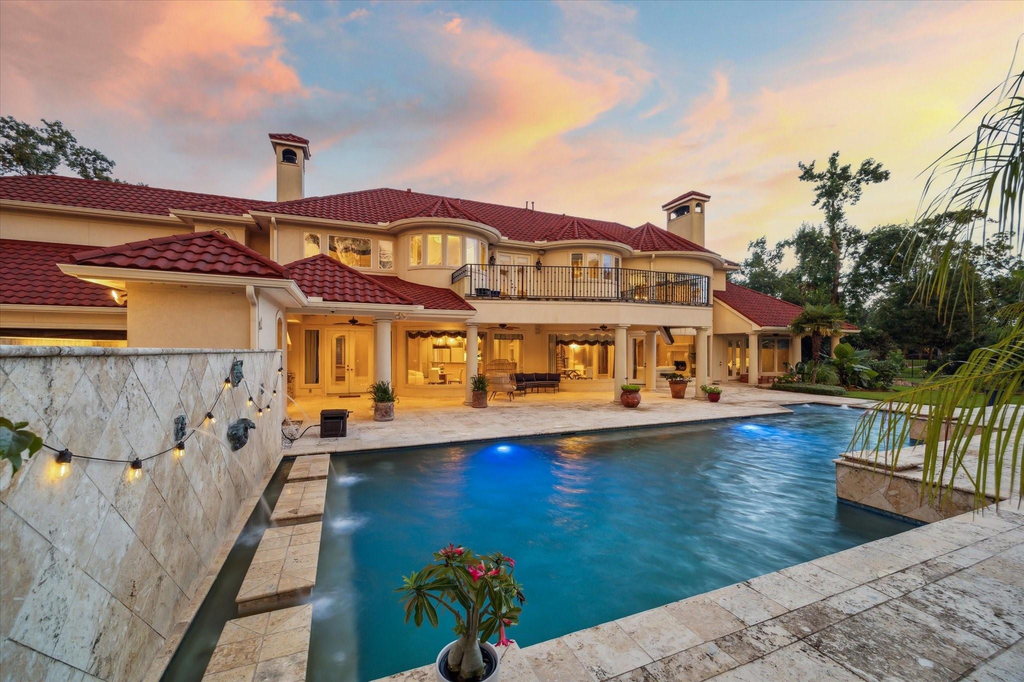 Image 4: Beautiful water and light show in the pool.  See t