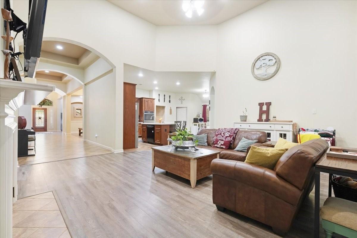Image 4: Spacious living area that connects with the kitche