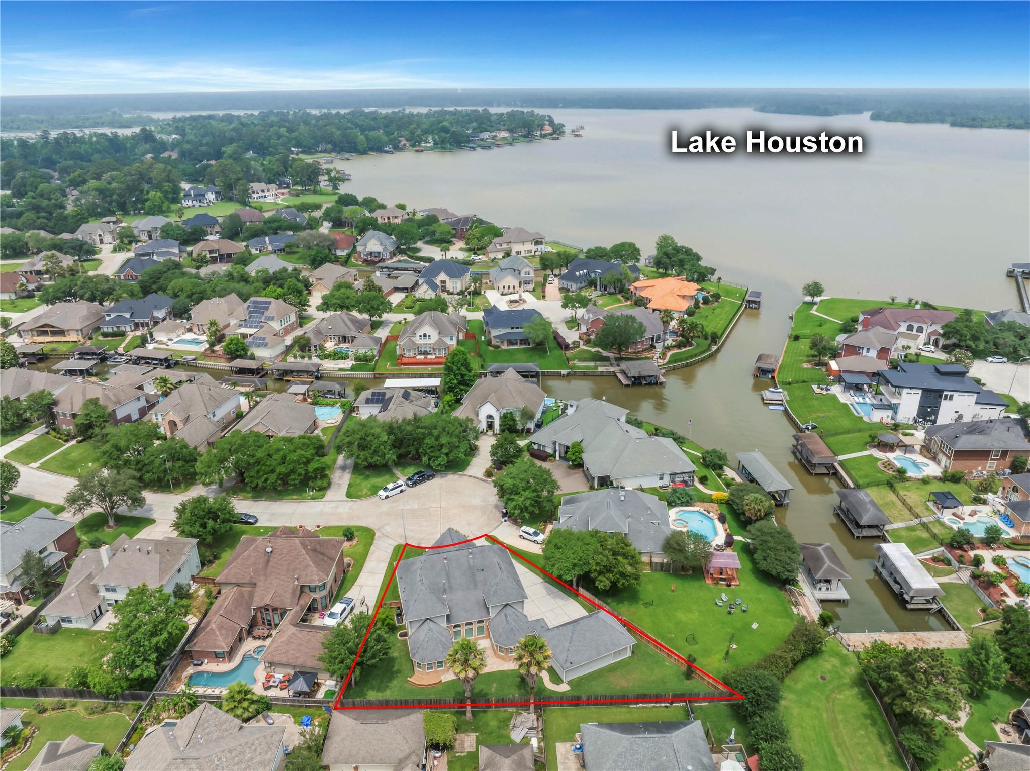 Image 3: Atascocita Shores is right next to Lake Houston! C