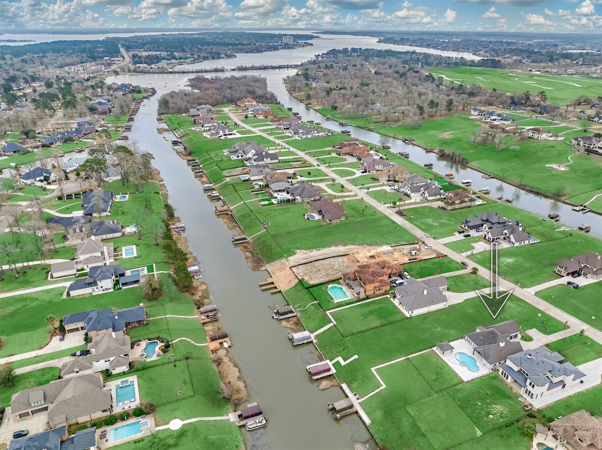 Image 4: Perfectly positioned on a quiet canal on The Islan