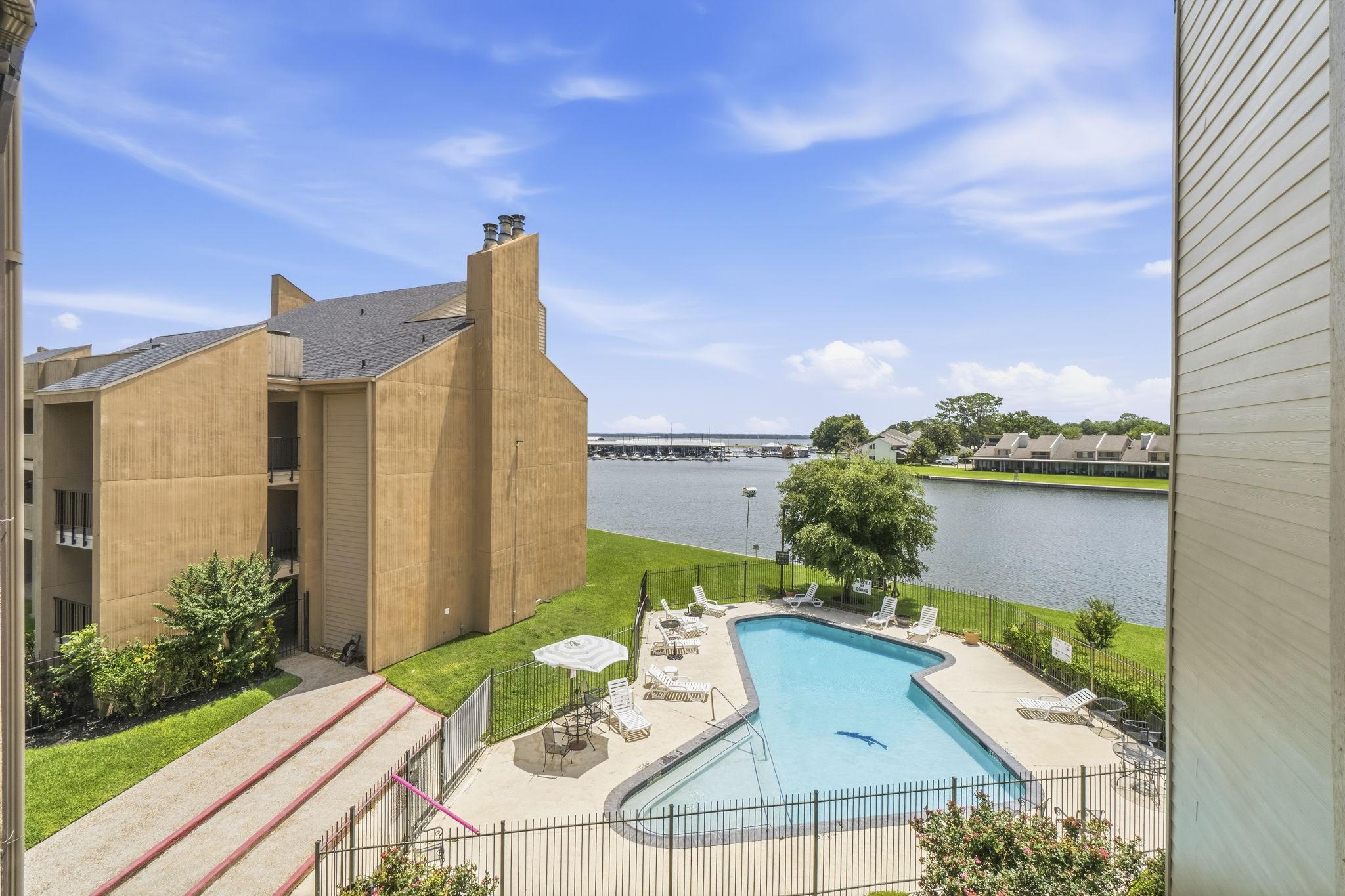 Image 4: Exceptional elevated views of Lake Conroe, the com