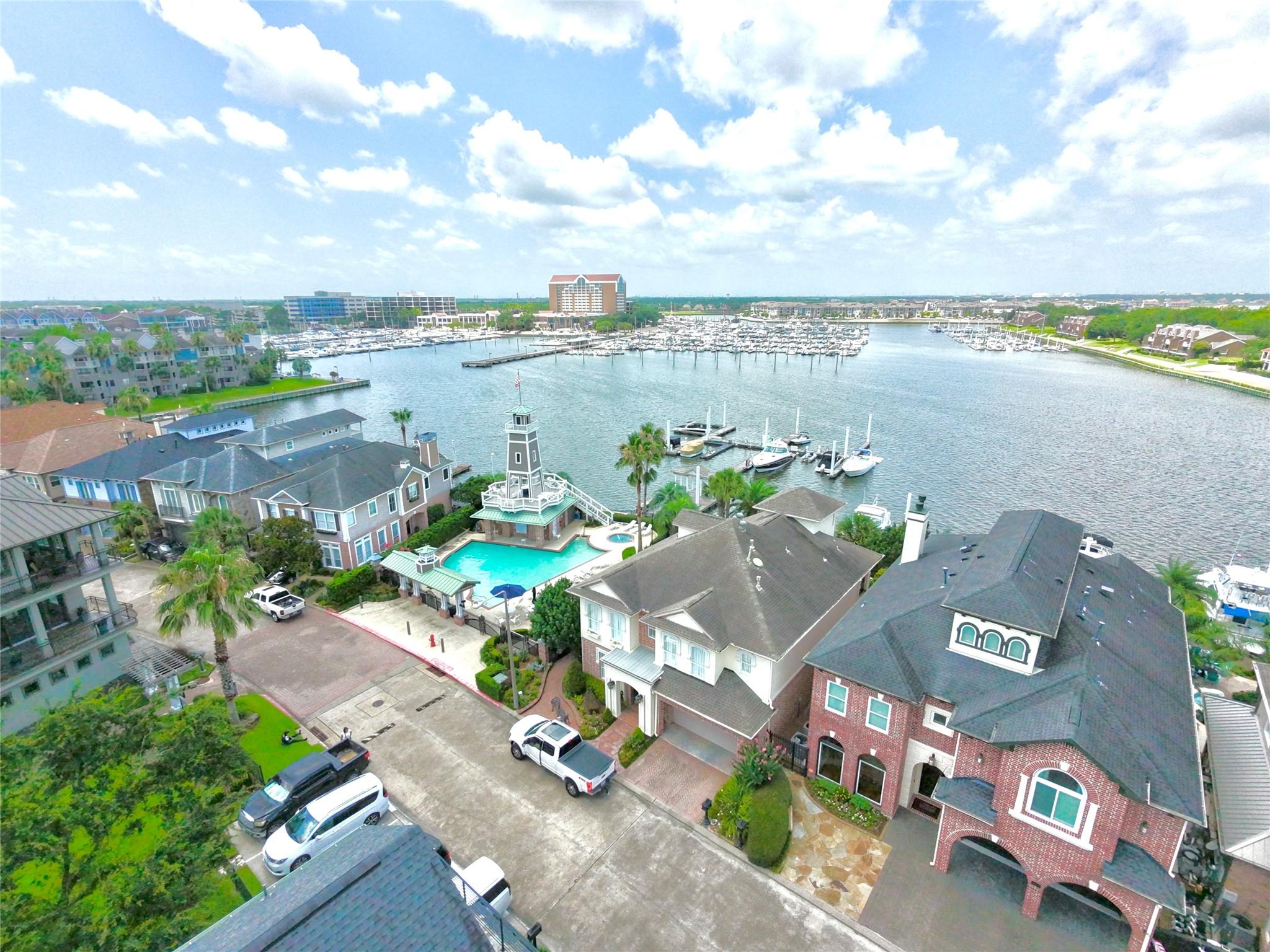 Image 4: Another look at this beautiful waterfront communit
