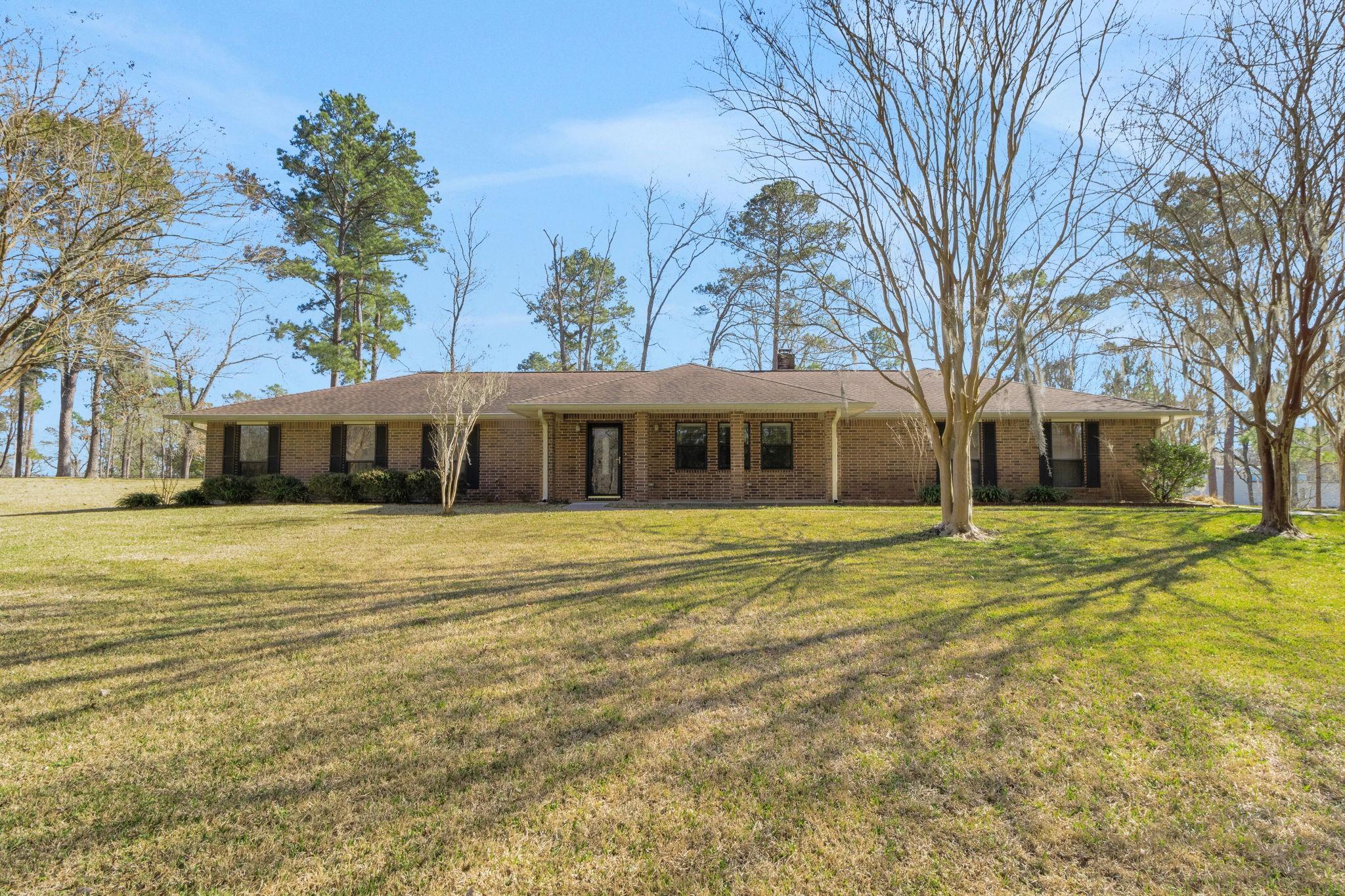 Image 1: Welcome to 41 S Holly Glen Dr by beautiful Lake Li