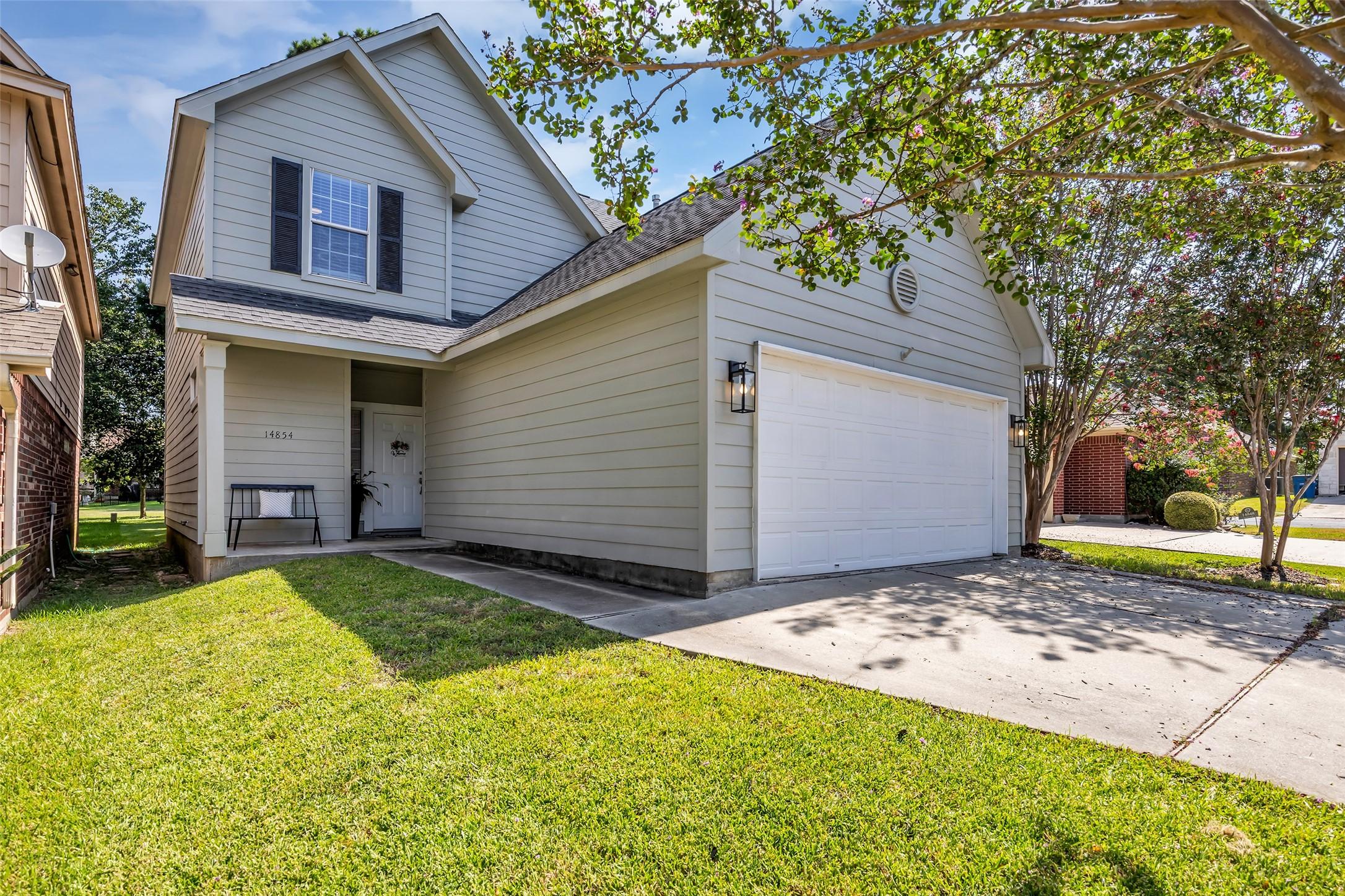 Image 2: Cool home boasting a perfect blend of soft, inviti