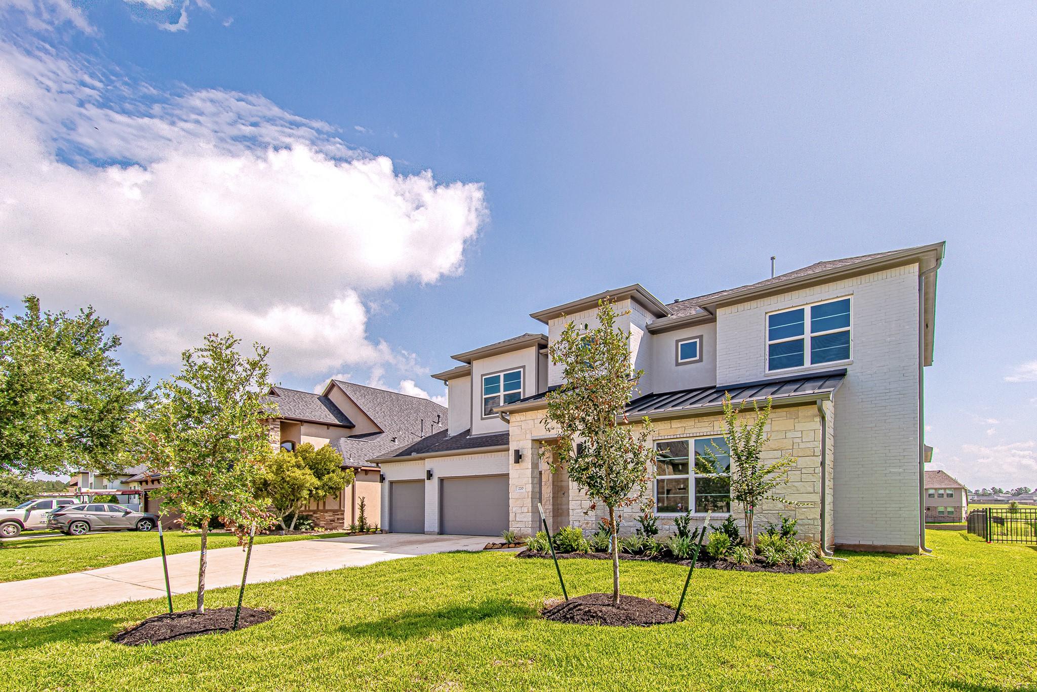 Image 2: Side view highlighting the spacious homesite and e