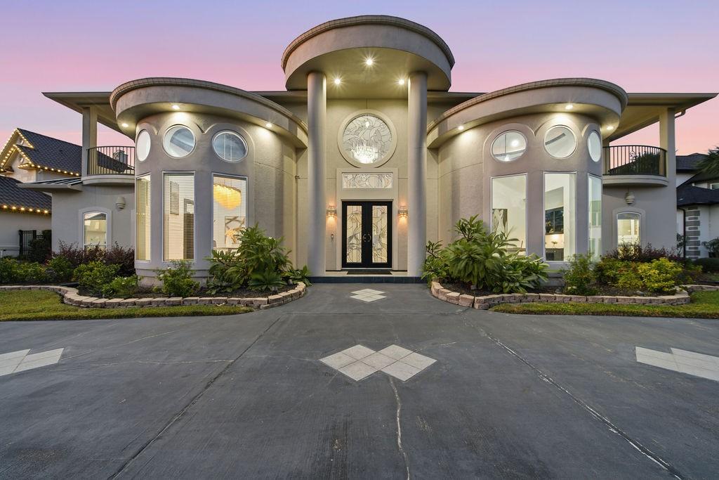 Image 1: Front entry. Circular driveway