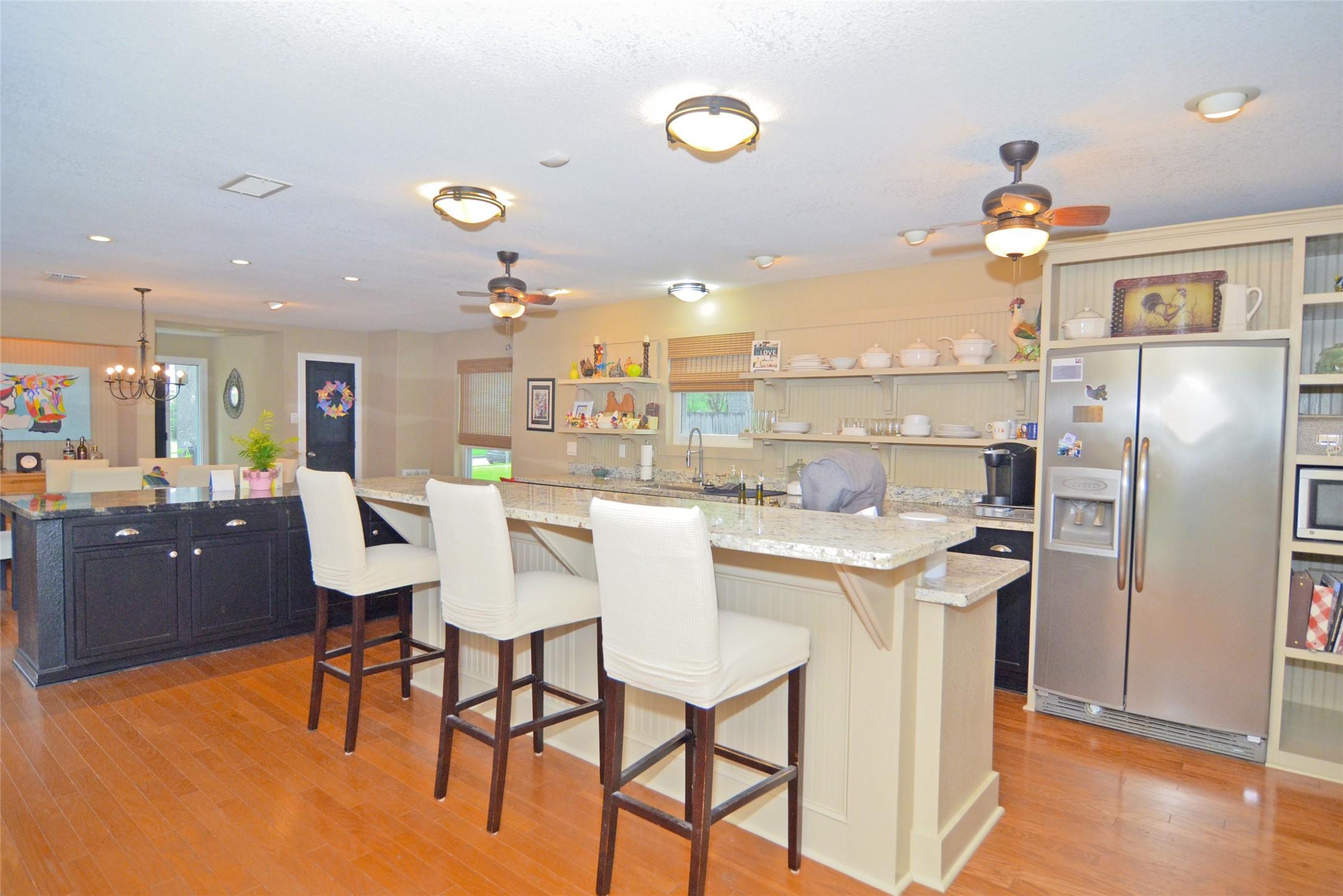 Image 4: Beautiful kitchen with breakfast bar and island.
