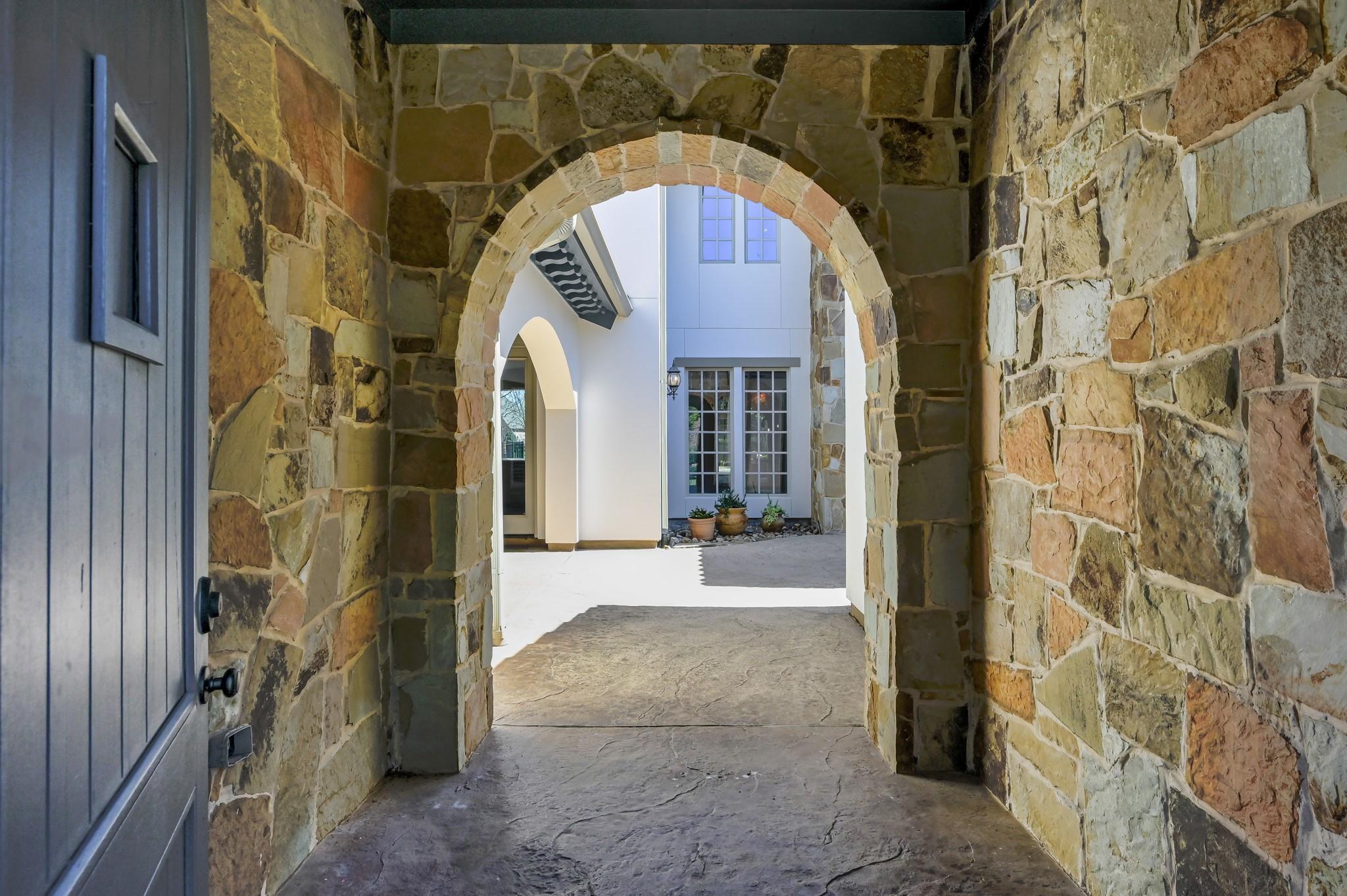 Image 4: Front entrance to the courtyard.