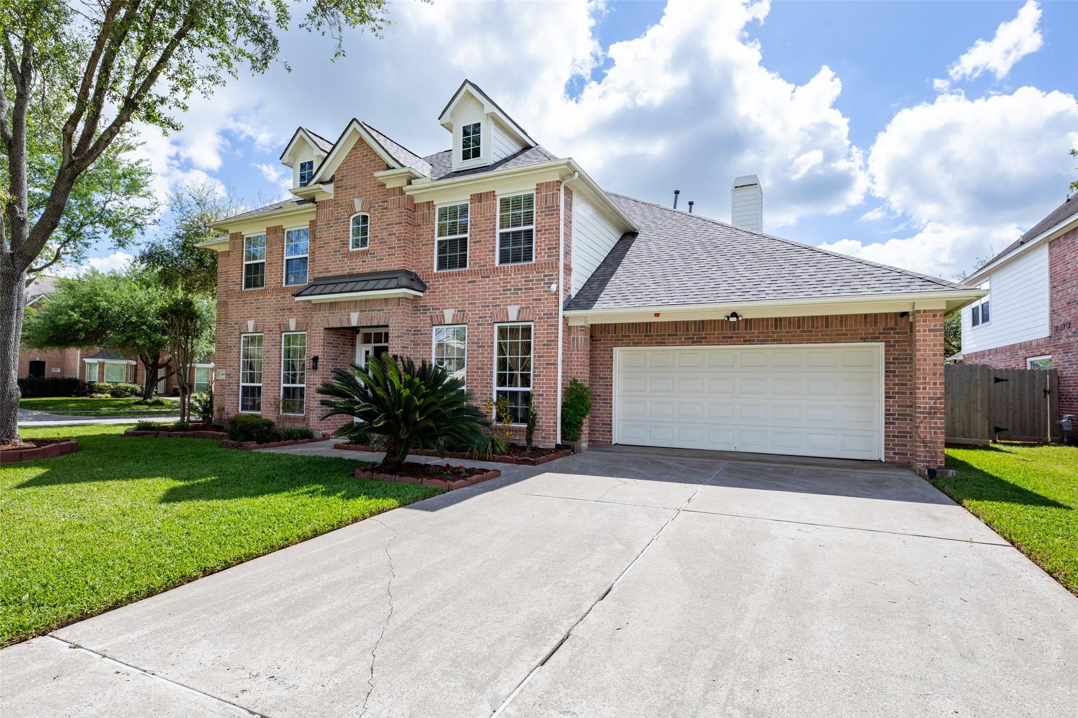 Image 3: Charming home with a northwest-facing facade, offe