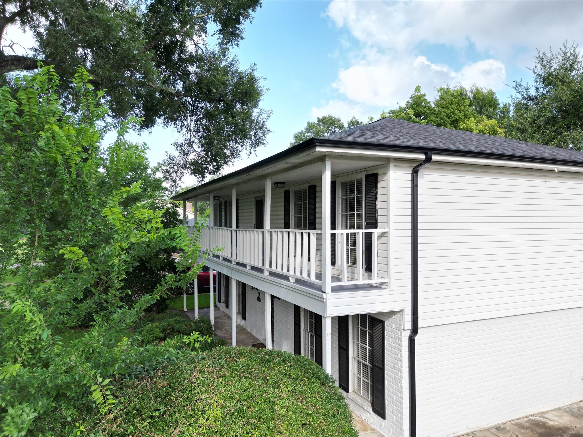 Image 4: Covered front door and walkway... perfect space fo